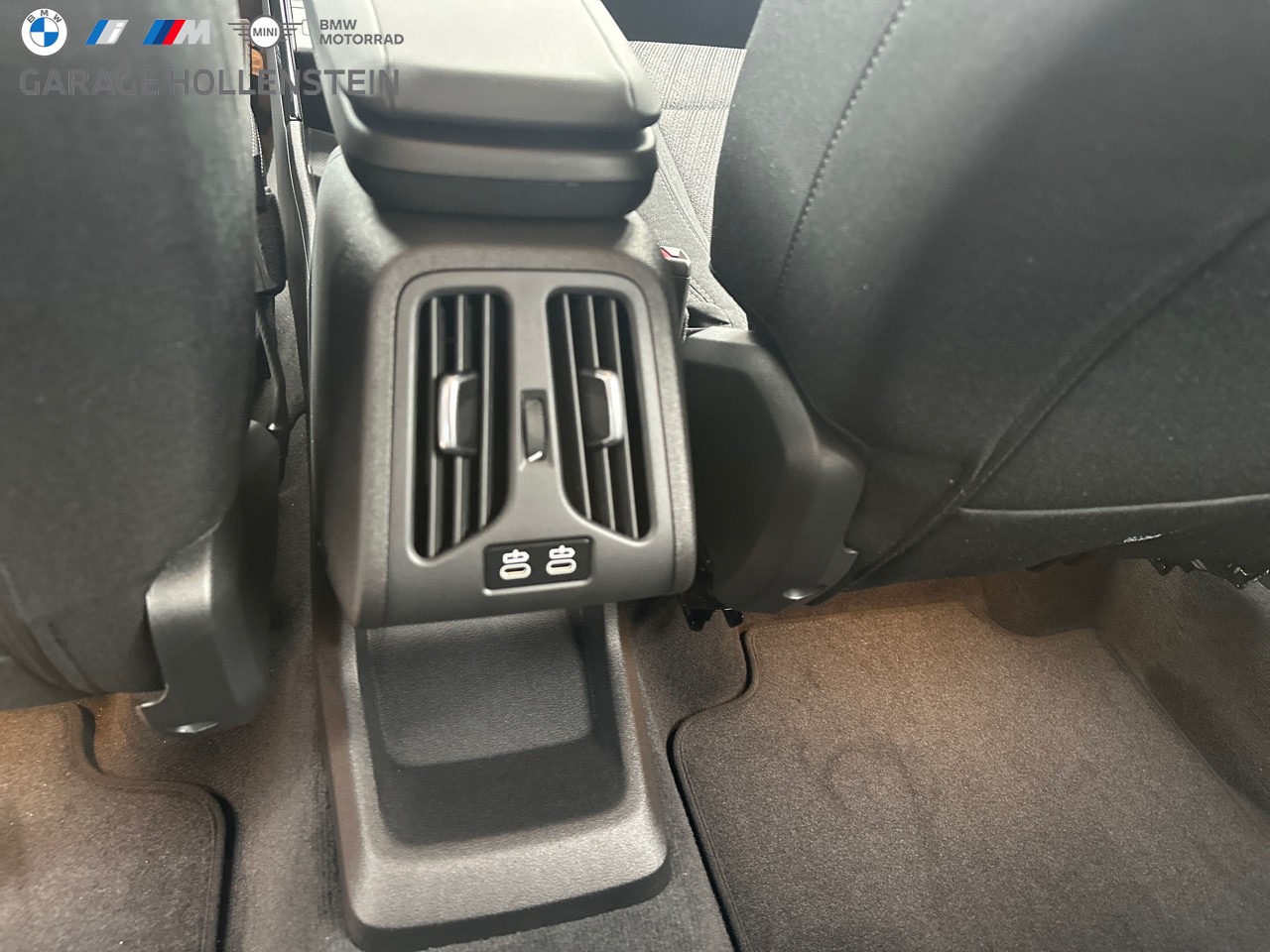 BMW 220i Active Tourer-image-16