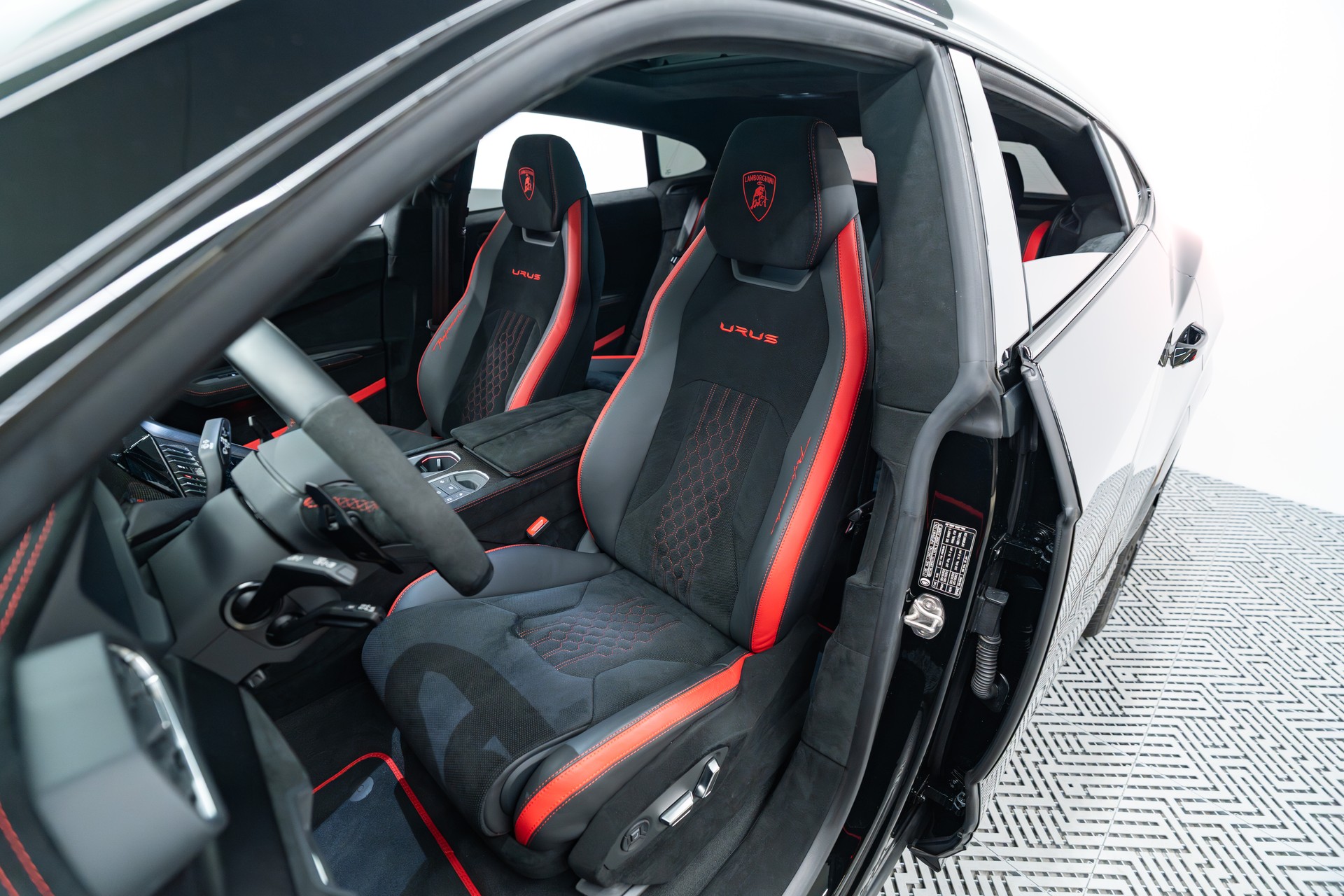 LAMBORGHINI Urus Performante "60 anniversario"-image-10