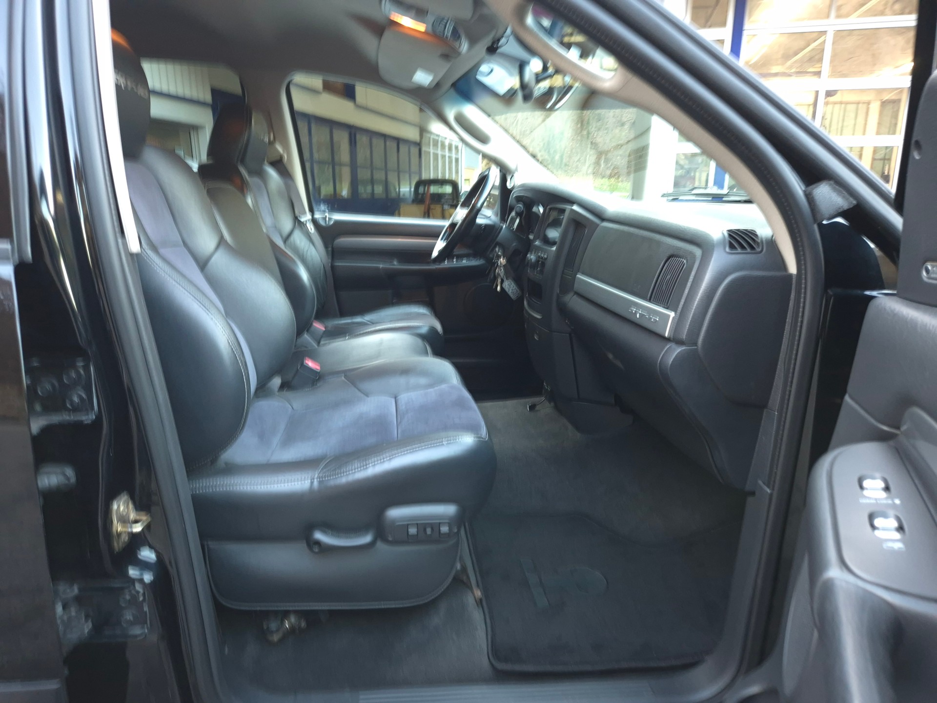DODGE Ram 1500 SRT-10-image-21