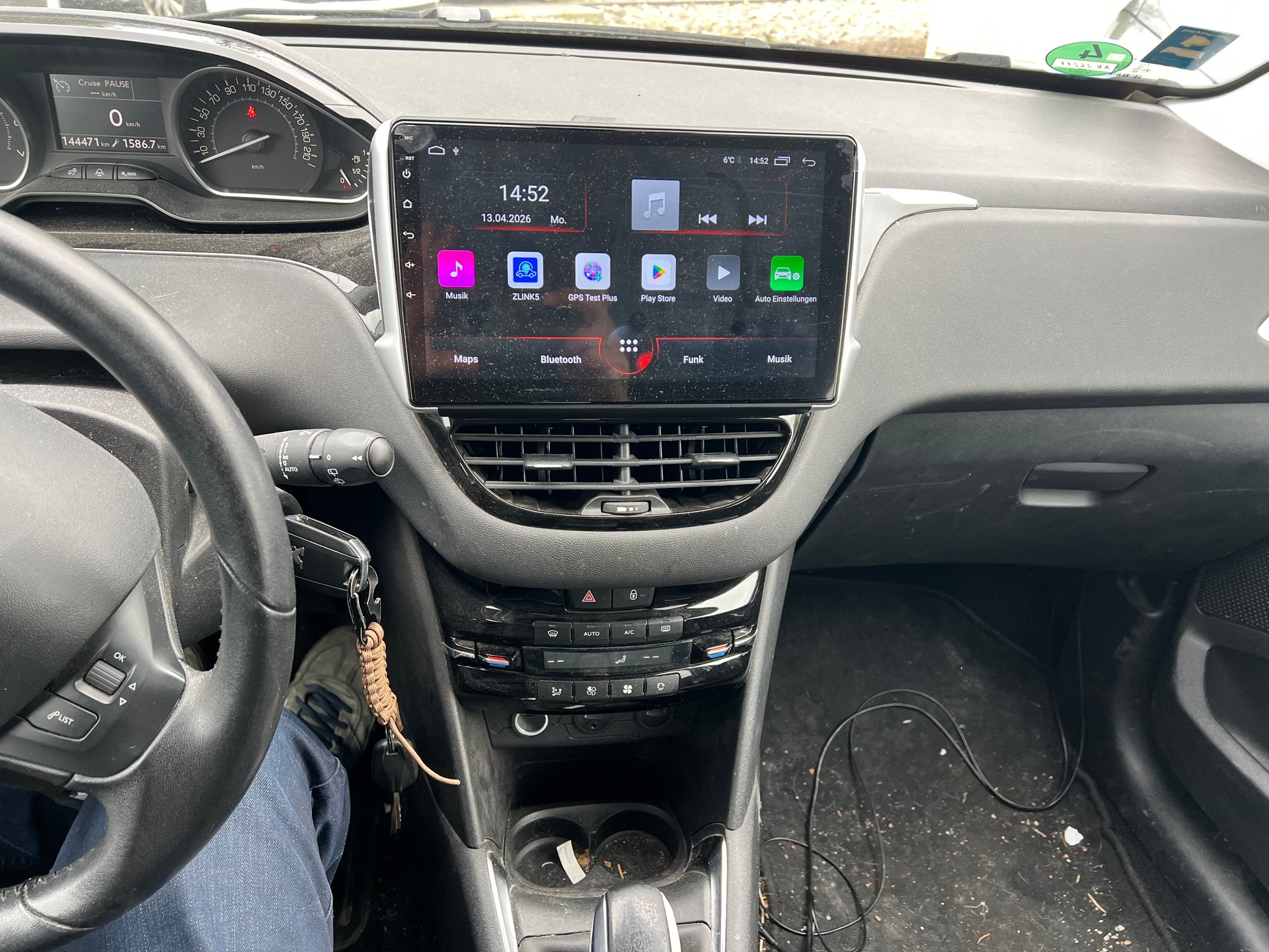 PEUGEOT 208 1.6 VTI Intuitive-image-8