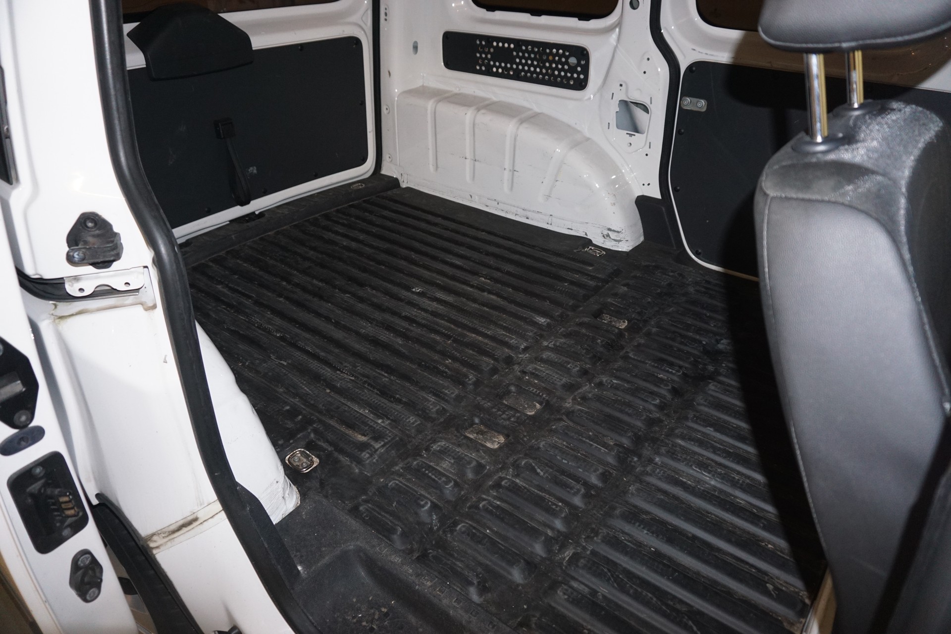 VW Caddy 1.2 TSI Entry BlueMotion Technology-image-8