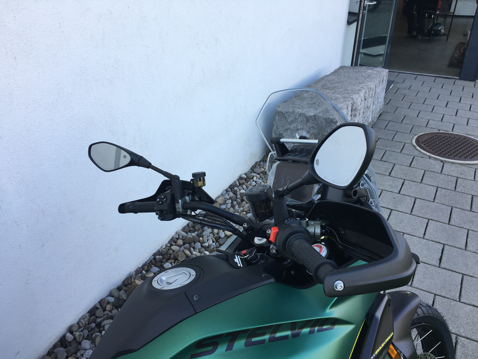 MOTO GUZZI Stelvio-image-4