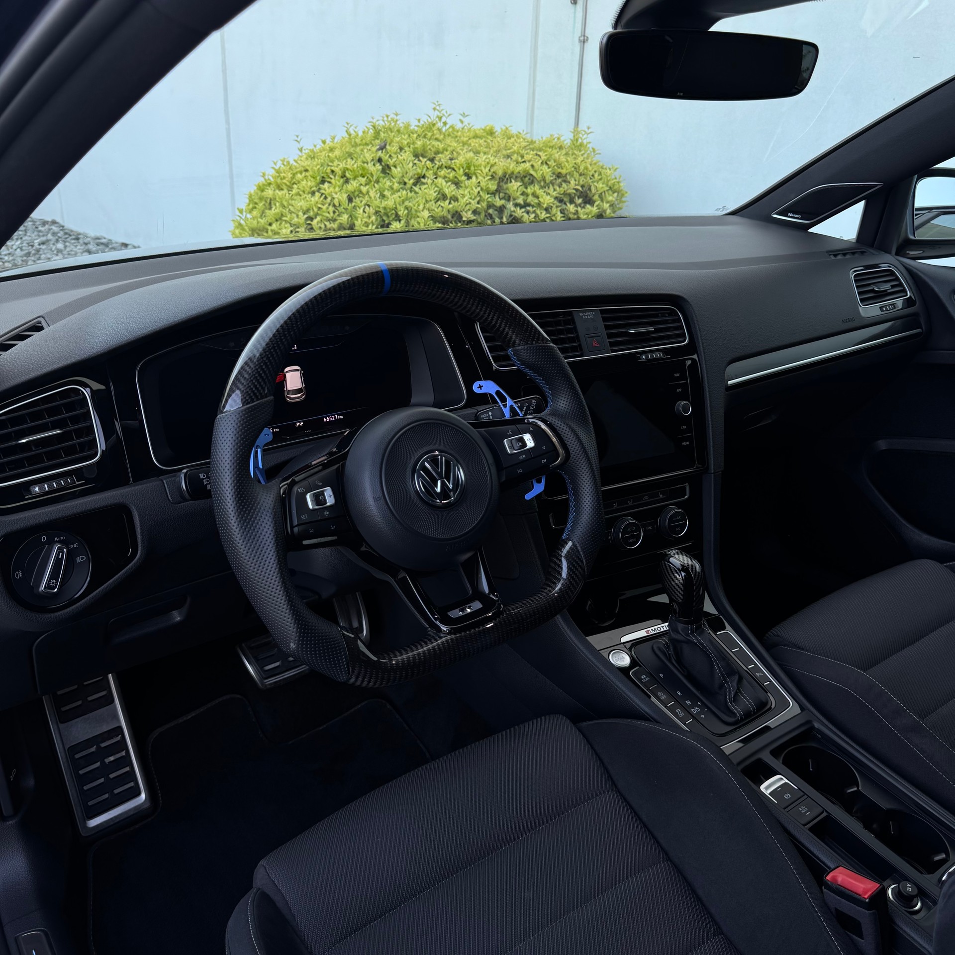 VW Golf 2.0 TSI R 4Motion DSG-image-8