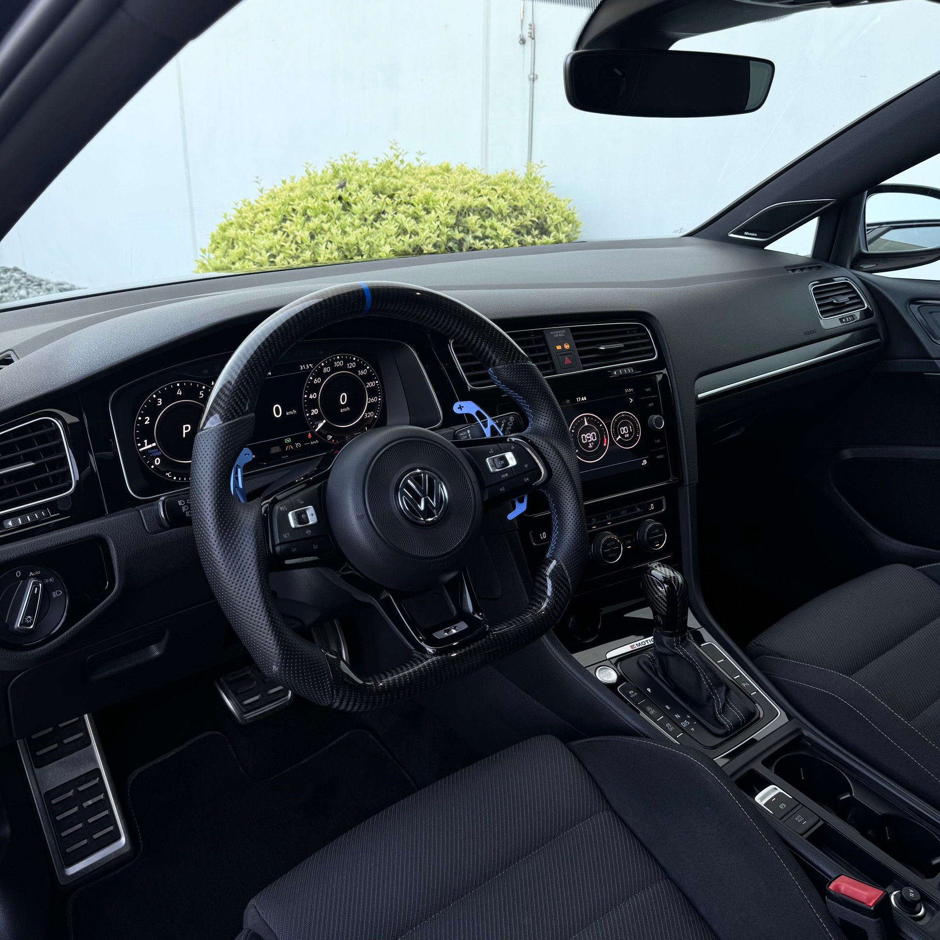 VW Golf 2.0 TSI R 4Motion DSG-image-7