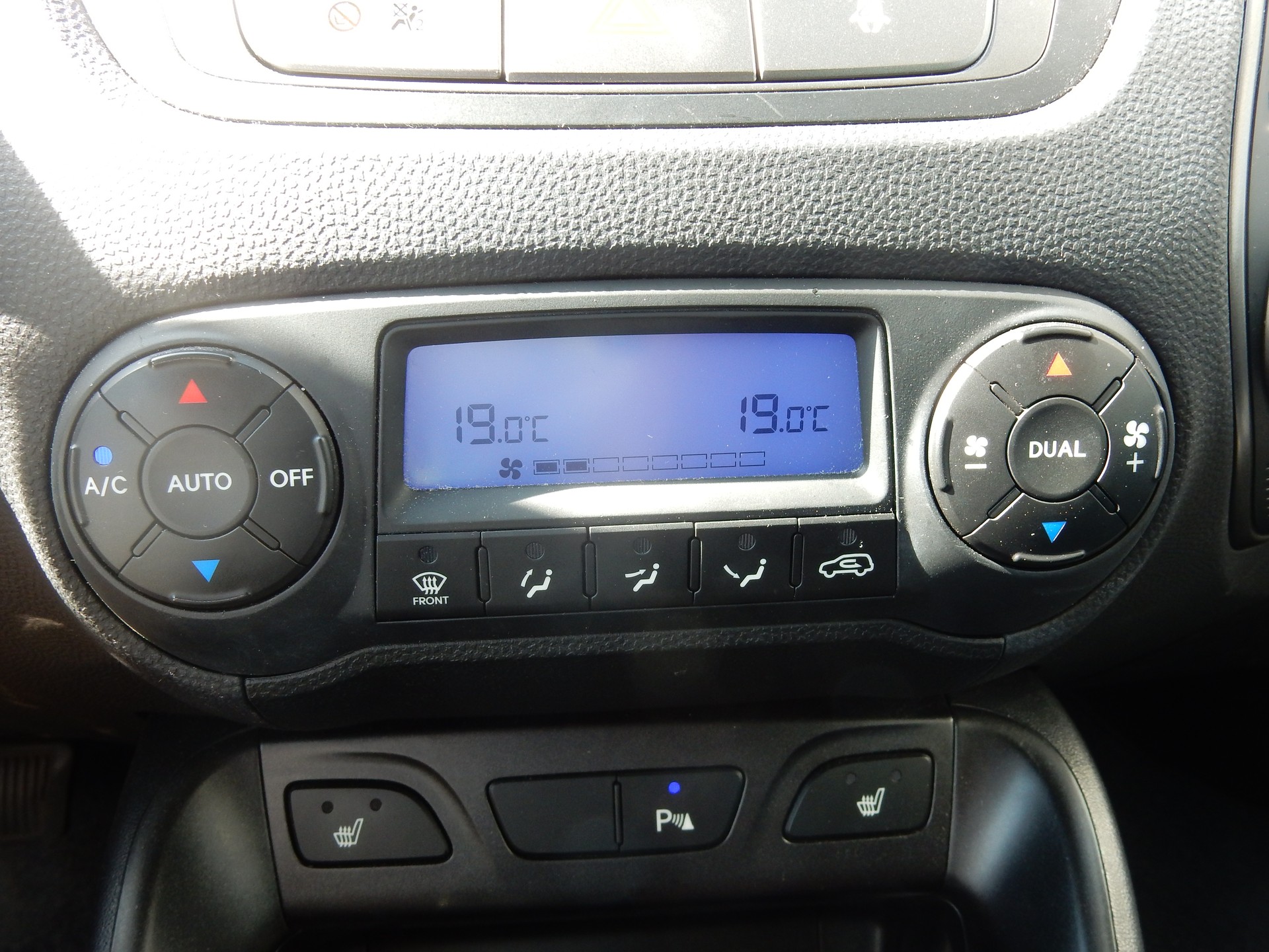 HYUNDAI iX 35 2.0 CRDi Style 4WD Automatic-image-12