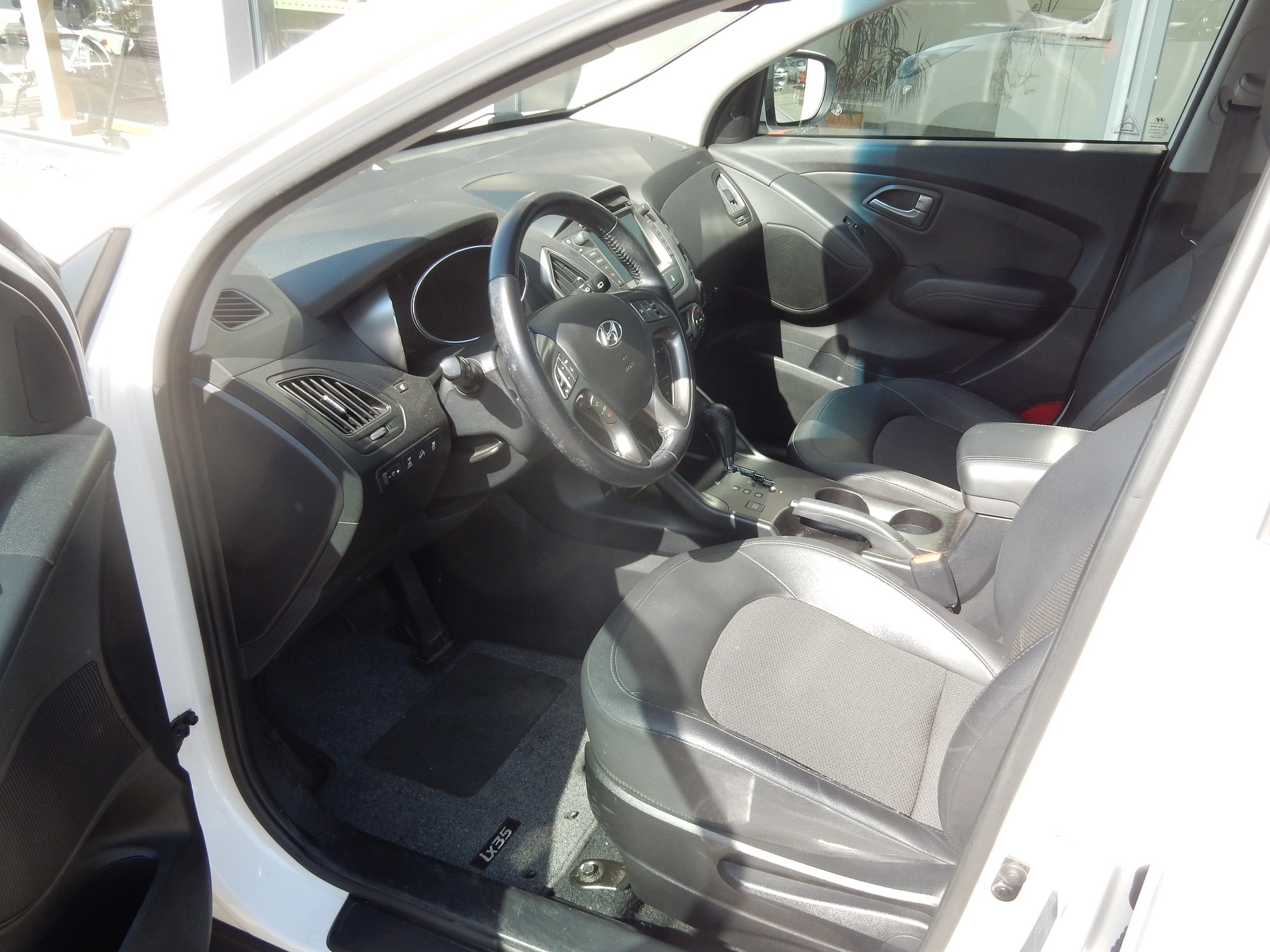 HYUNDAI iX 35 2.0 CRDi Style 4WD Automatic-image-6