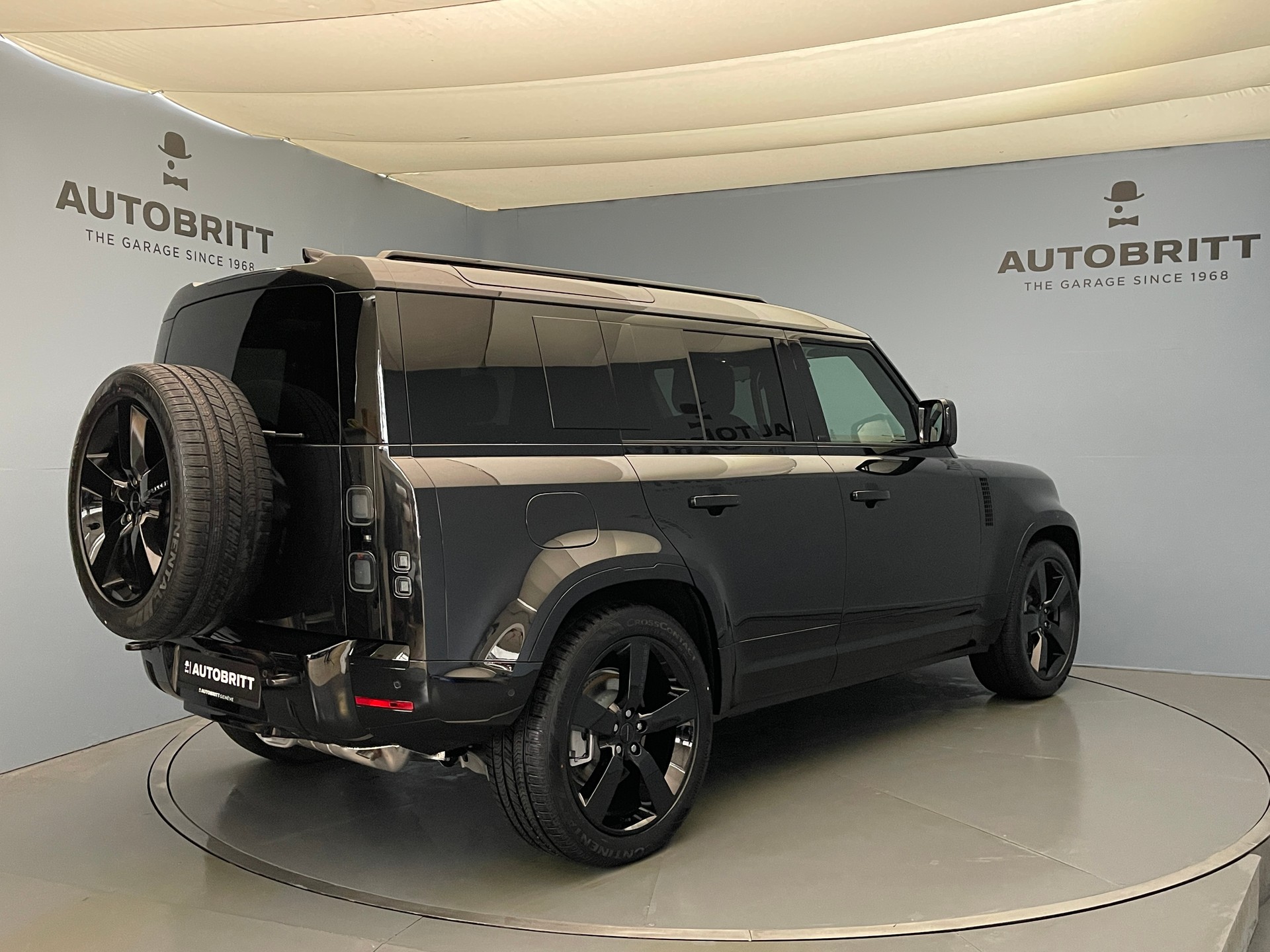 LAND ROVER Defender 110 2.0 P300e X-Dynamic HSE-showroom-element-2