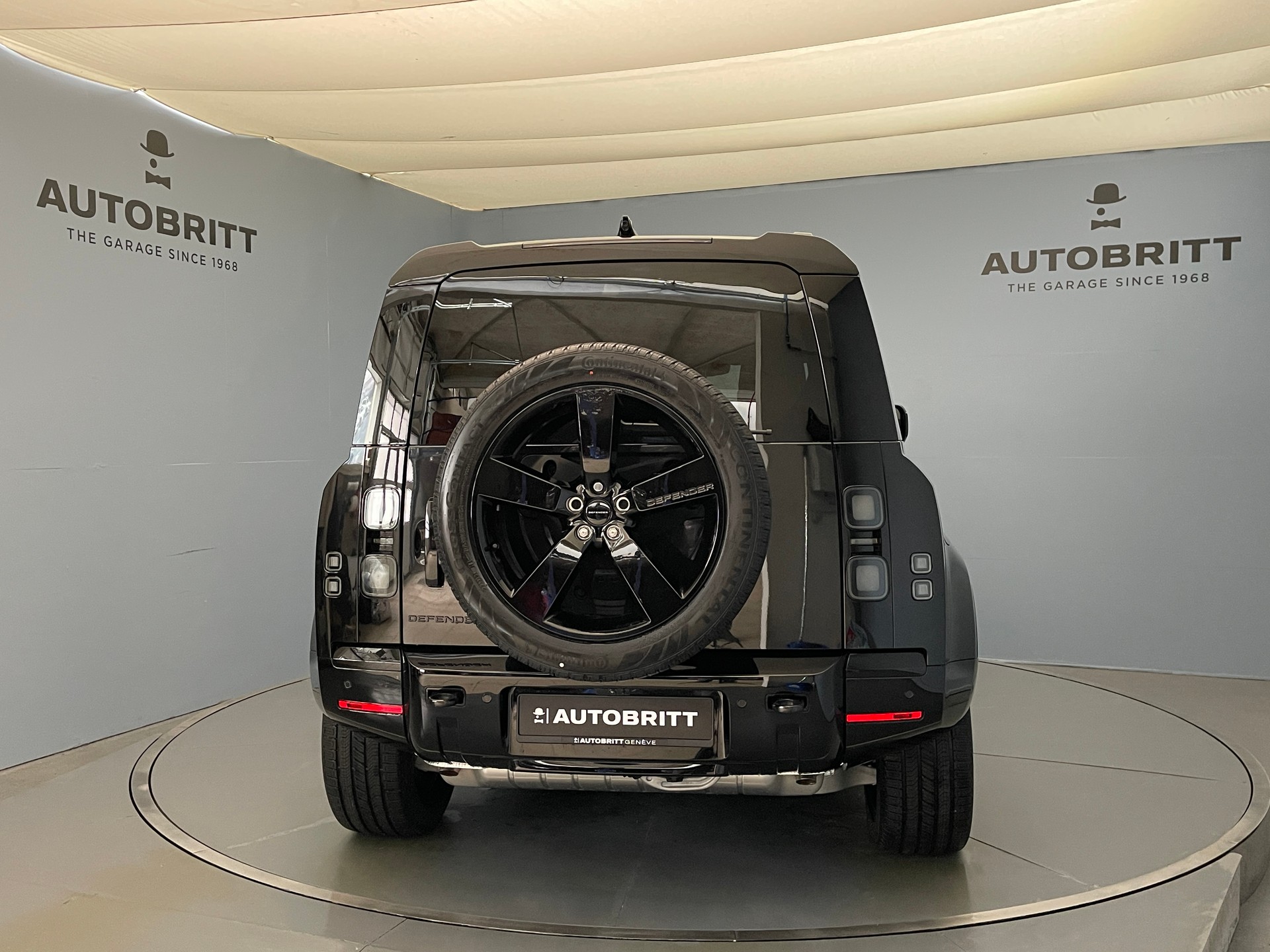 LAND ROVER Defender 110 2.0 P300e X-Dynamic HSE-showroom-element-3
