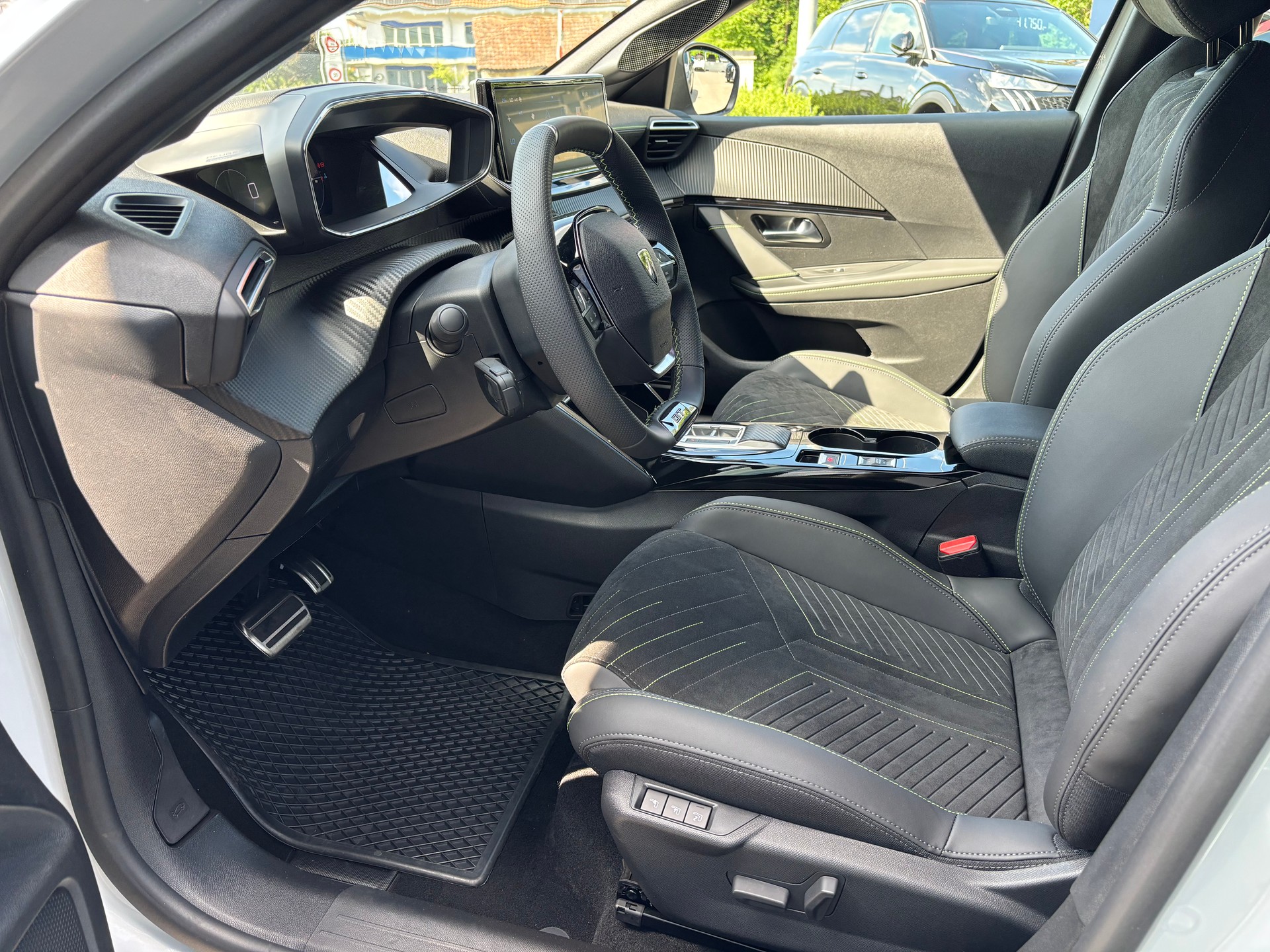 PEUGEOT 208 1.2 MHEV 145 GT-image-10