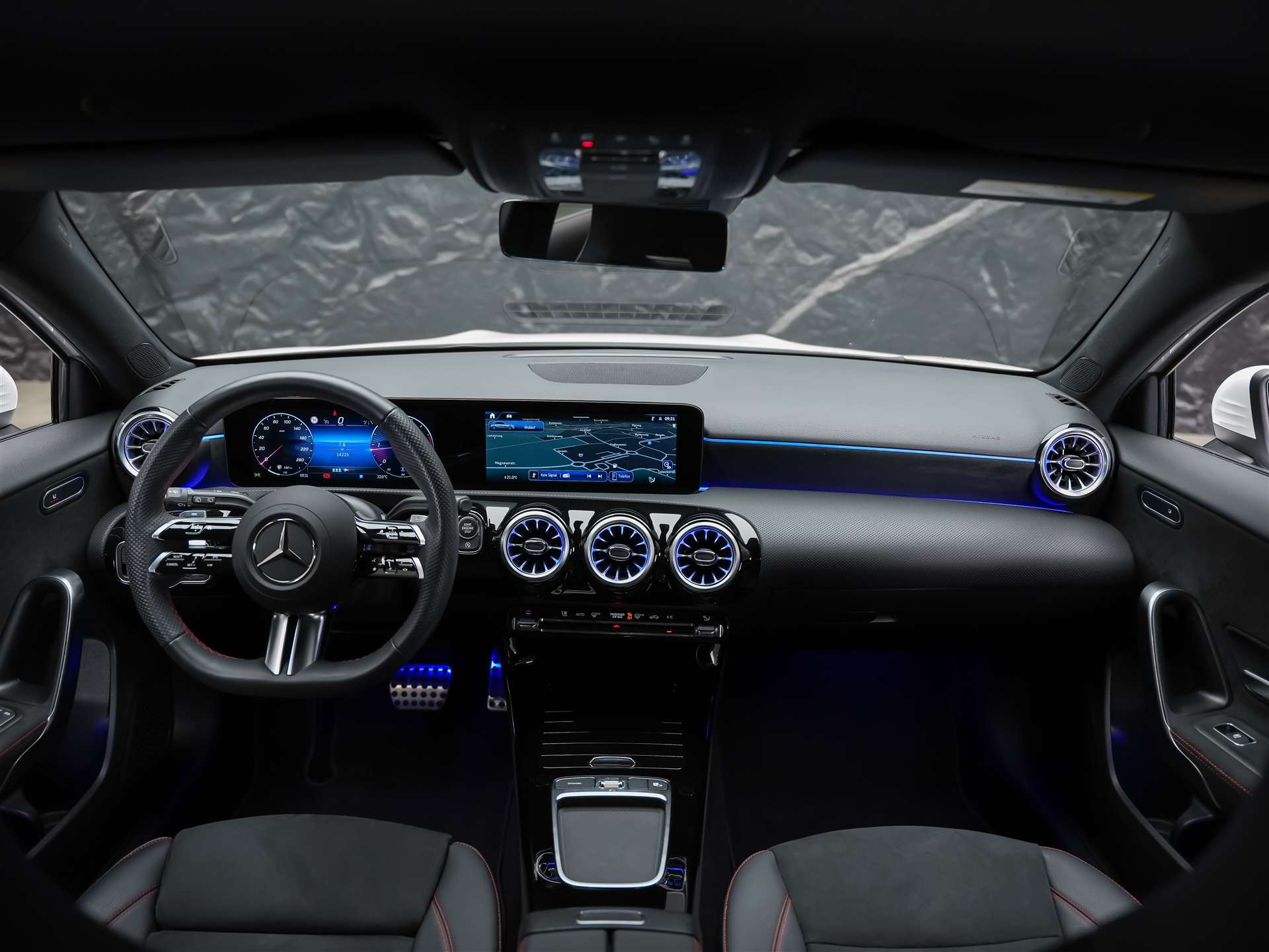 MERCEDES-BENZ A 200 d AMG Line 8G-DCT *Facelift*Lenkradheizung*Kamera*-image-17
