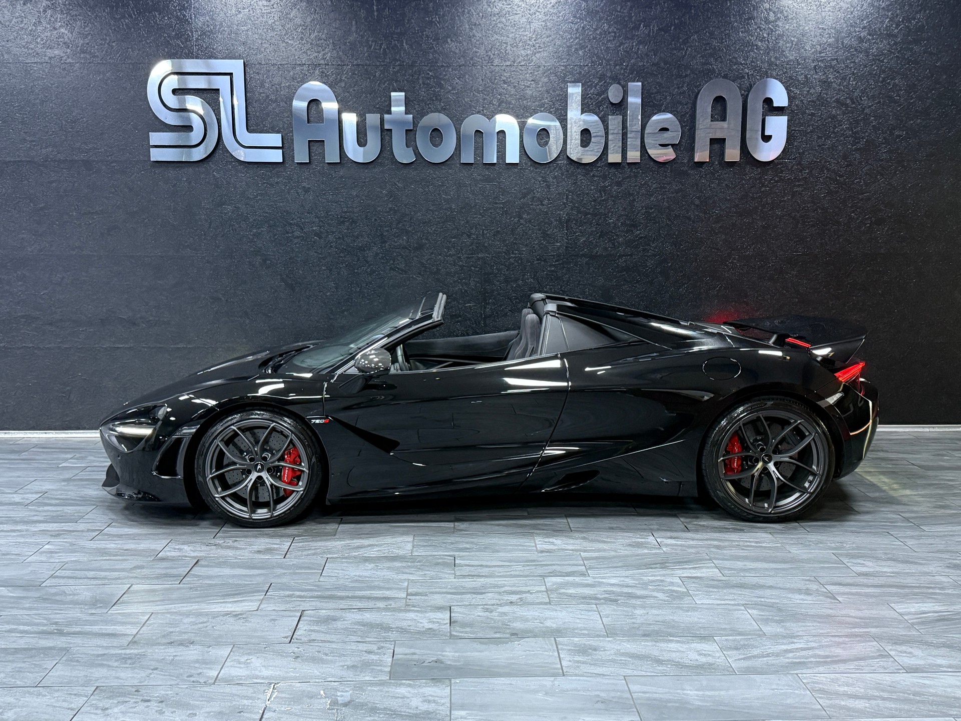 McLAREN 720S Spider Performance 4.0 V8 SSG / CH Fz 1 Hand-showroom-element-3