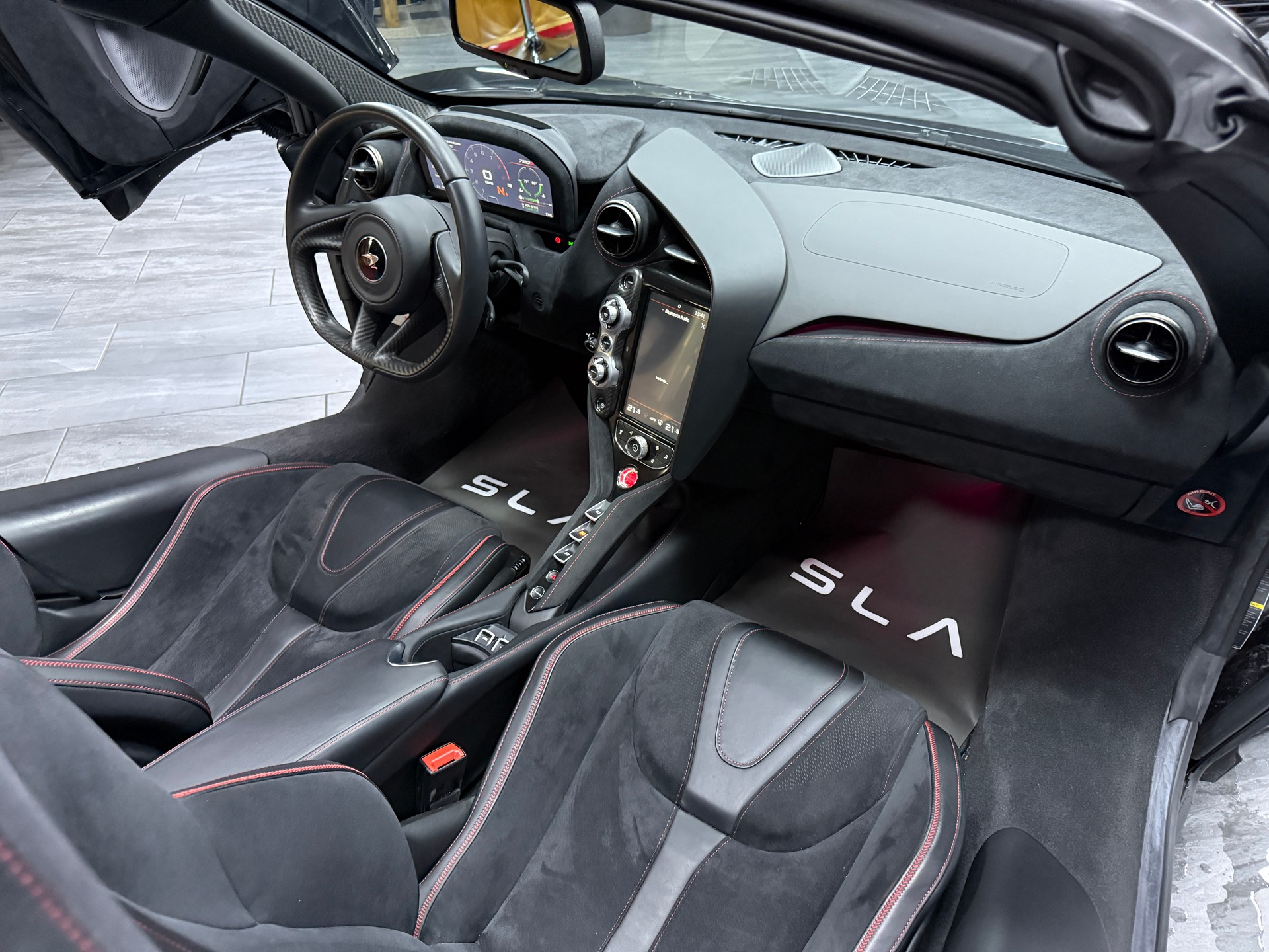 McLAREN 720S Spider Performance 4.0 V8 SSG / CH Fz 1 Hand-image-19
