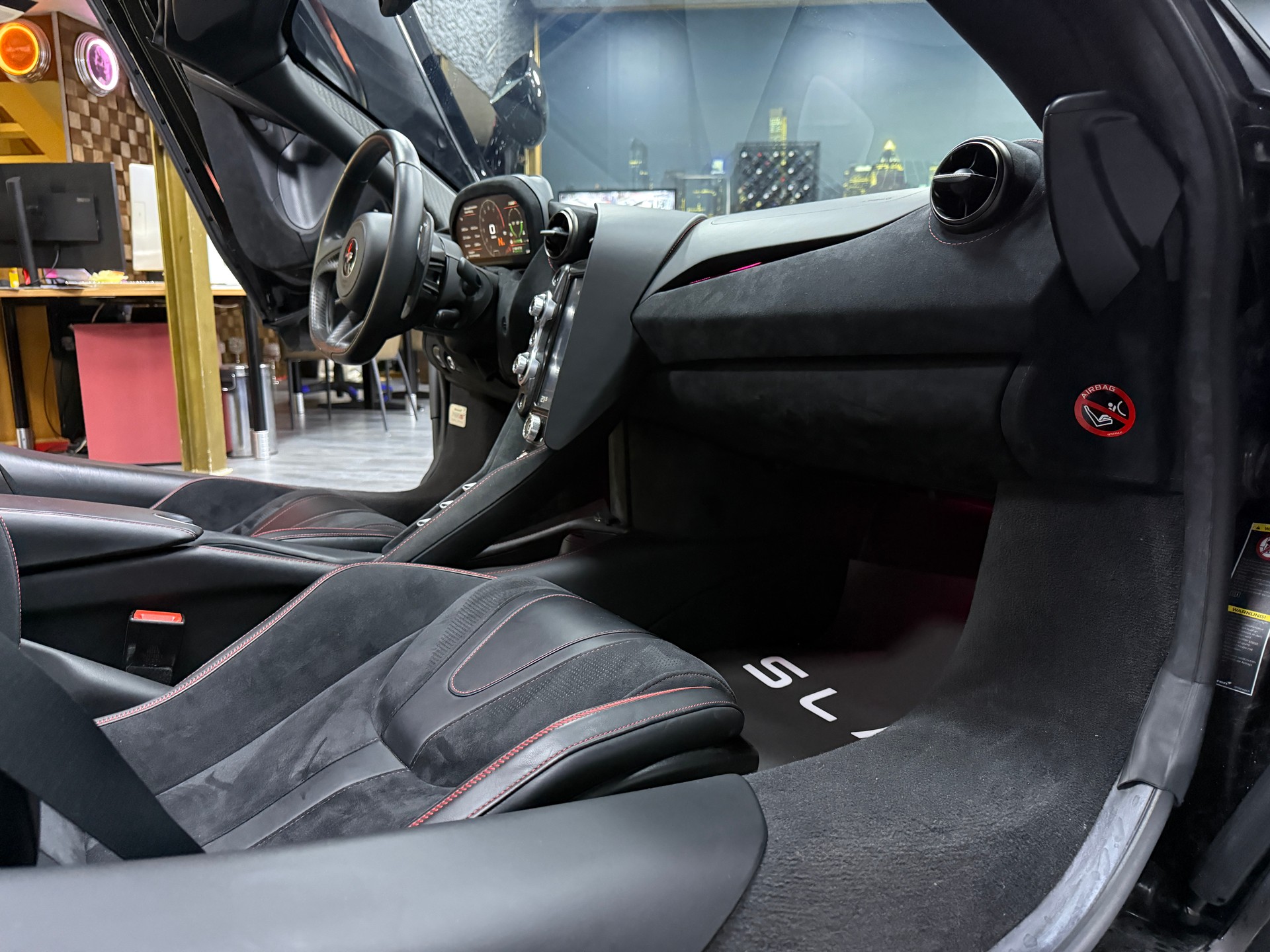 McLAREN 720S Spider Performance 4.0 V8 SSG / CH Fz 1 Hand-image-18