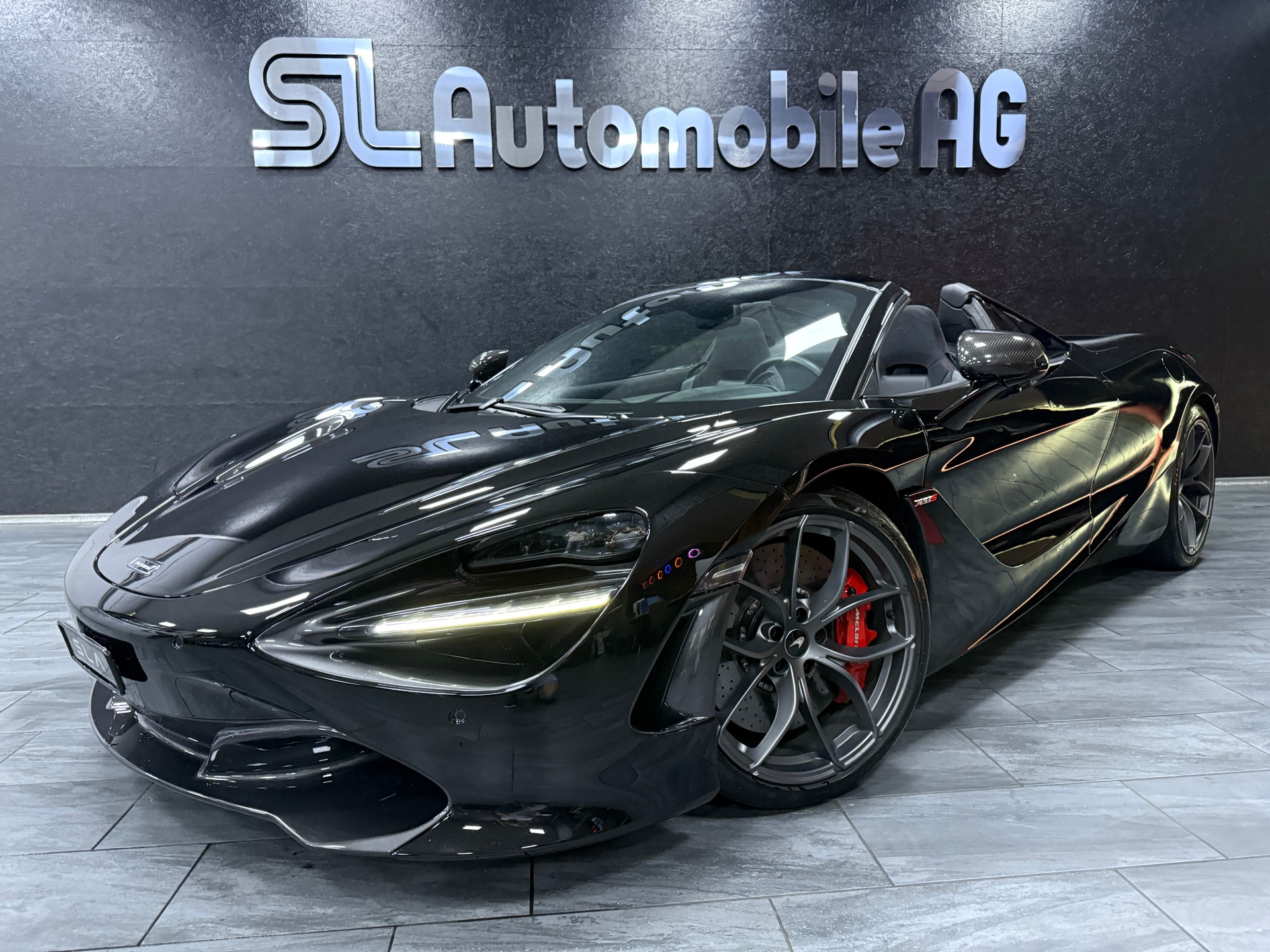 McLAREN 720S Spider Performance 4.0 V8 SSG / CH Fz 1 Hand-showroom-element-1