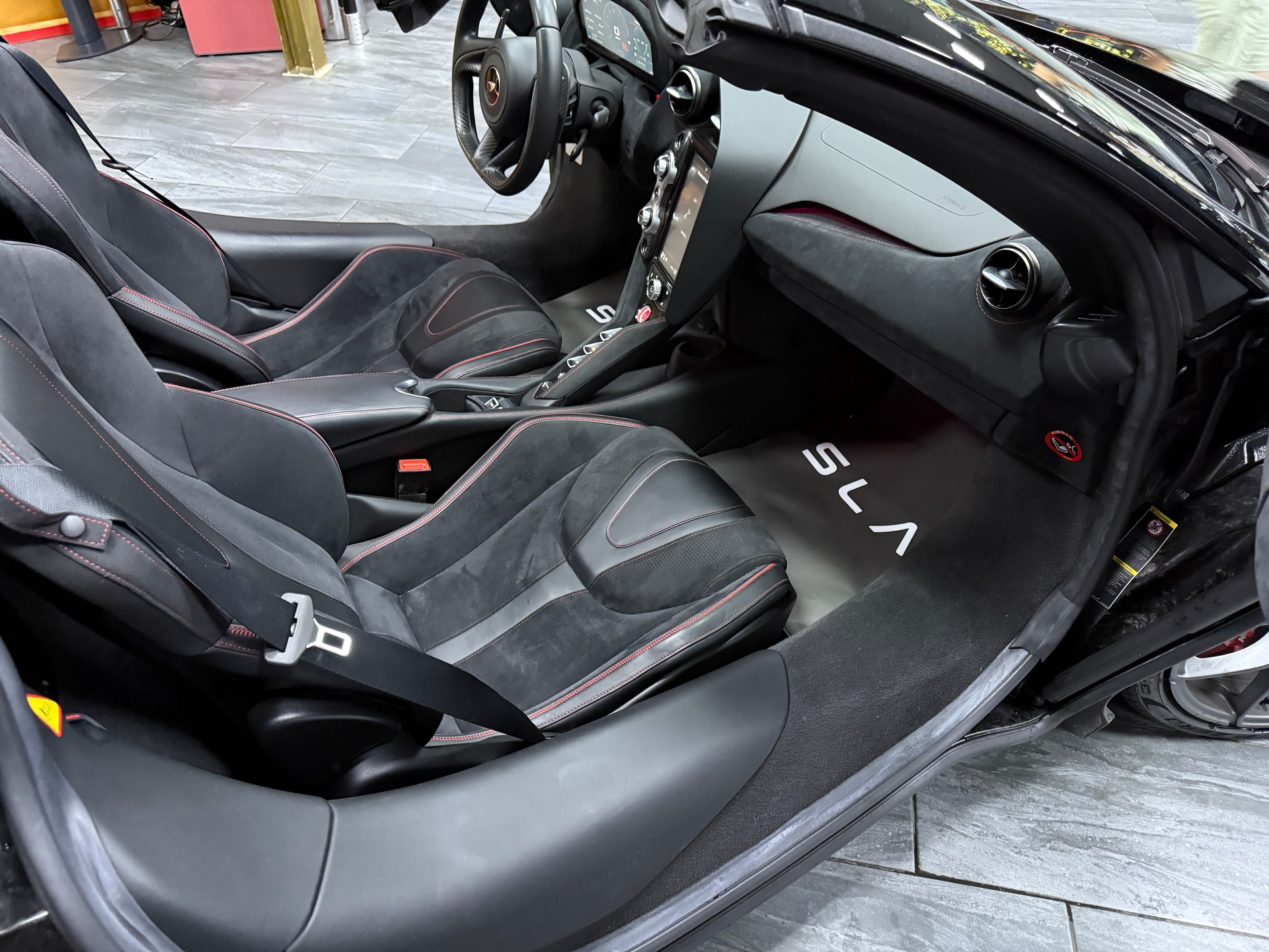 McLAREN 720S Spider Performance 4.0 V8 SSG / CH Fz 1 Hand-image-17