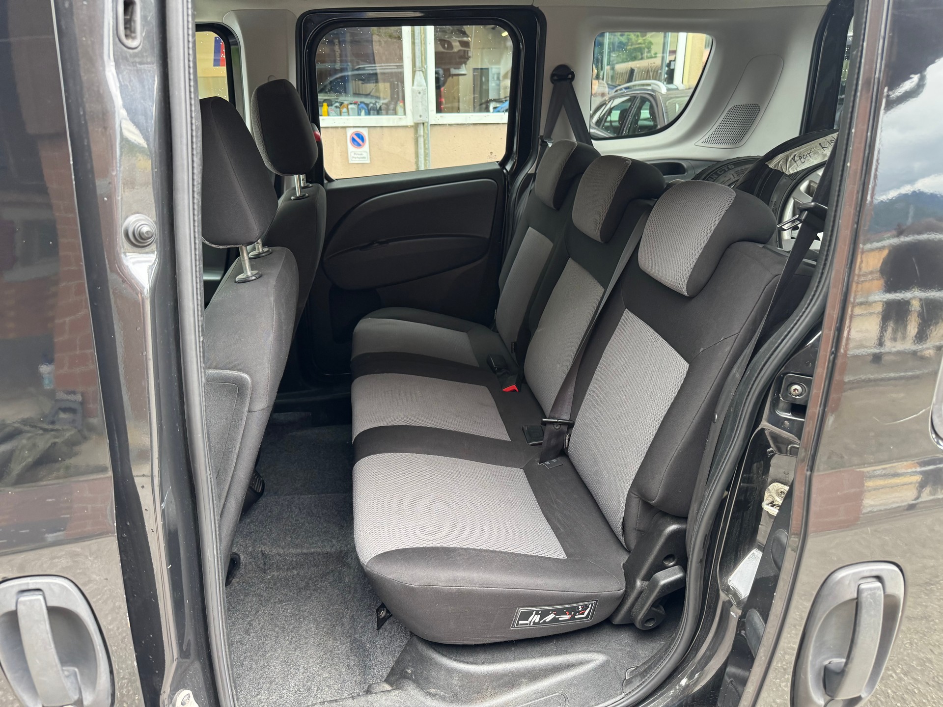 FIAT Doblò 2.0 JTD Dynamic-image-12