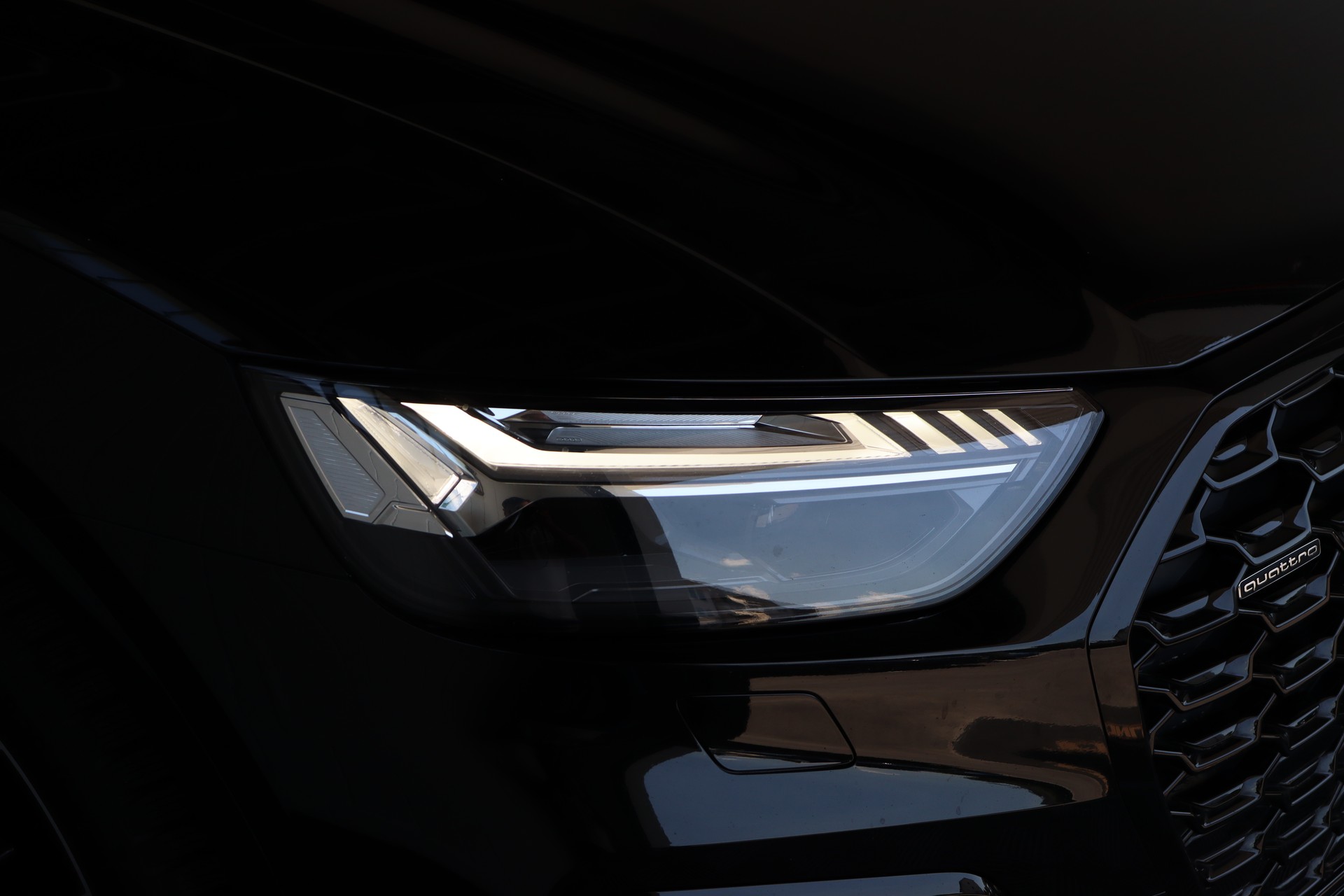 AUDI Q5 Sportback 40 TDI Blackedition quattro S-tronic-showroom-element-3