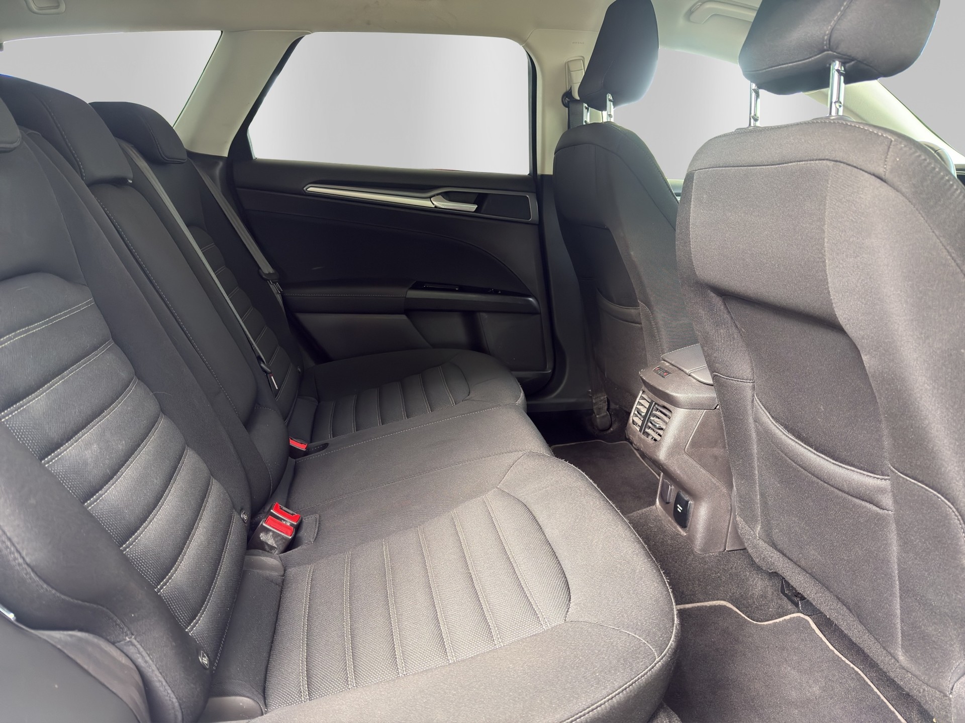 FORD Mondeo 2.0 TDCi Business Plus PowerShift-image-14