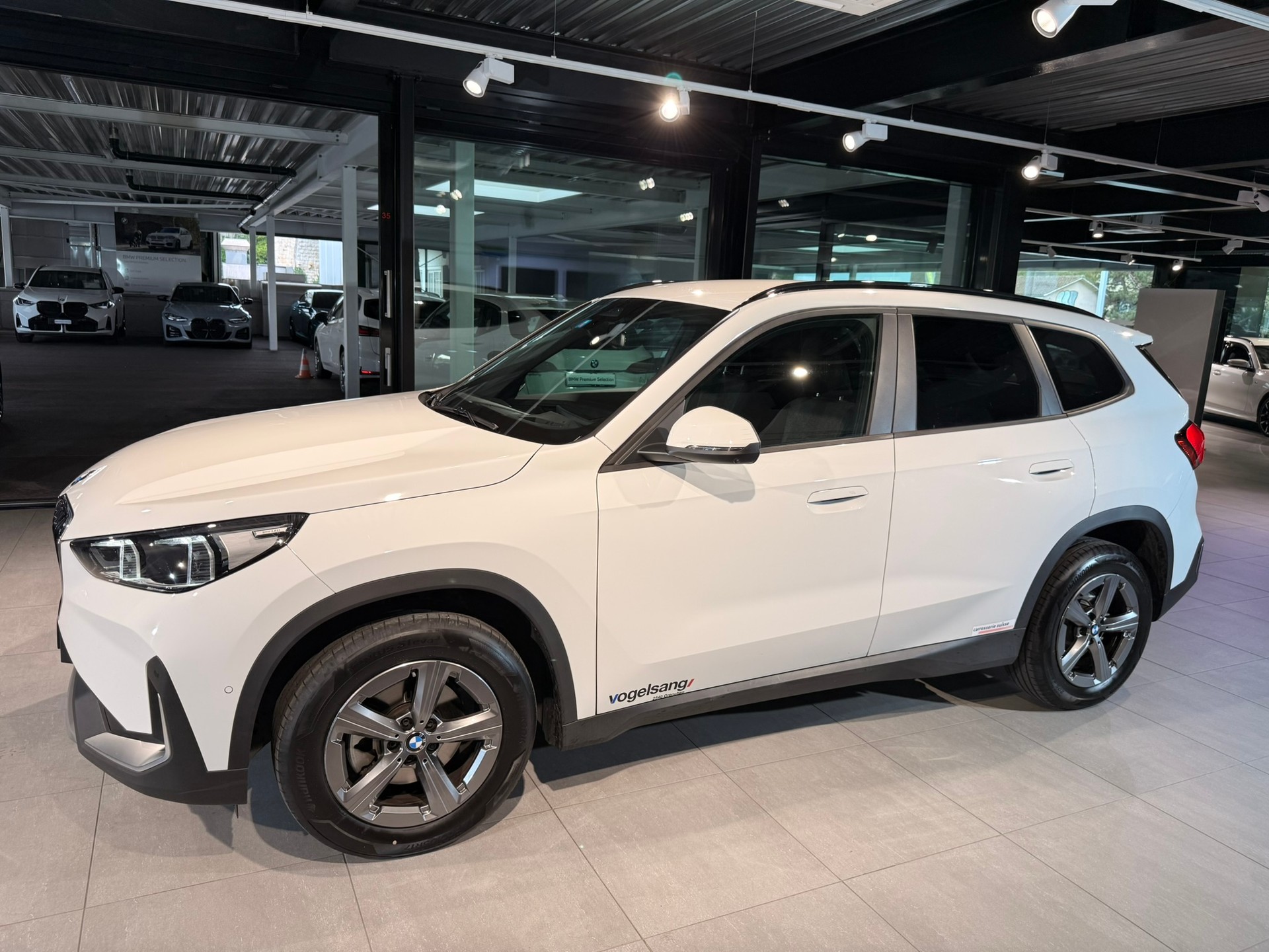 BMW X1 sDrive 18i-showroom-element-1