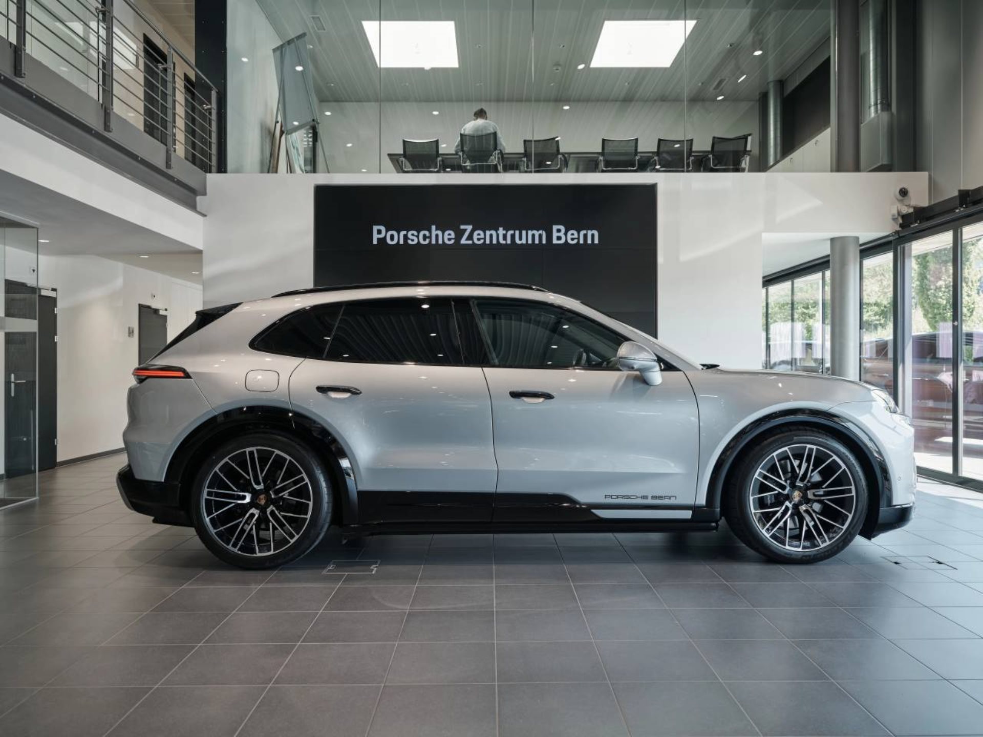 PORSCHE Cayenne S Electric-showroom-element-1