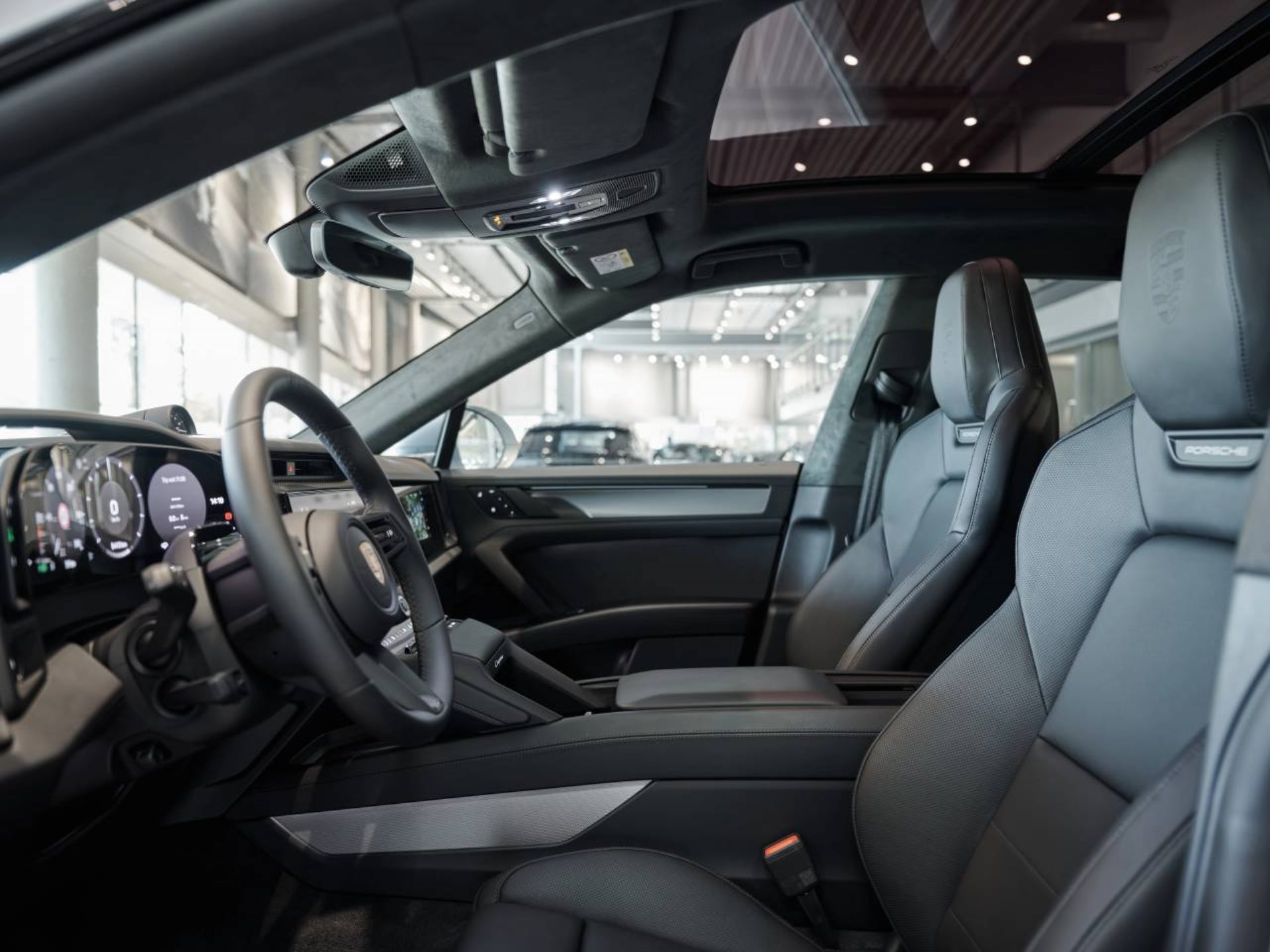 PORSCHE Cayenne S Electric-showroom-element-3