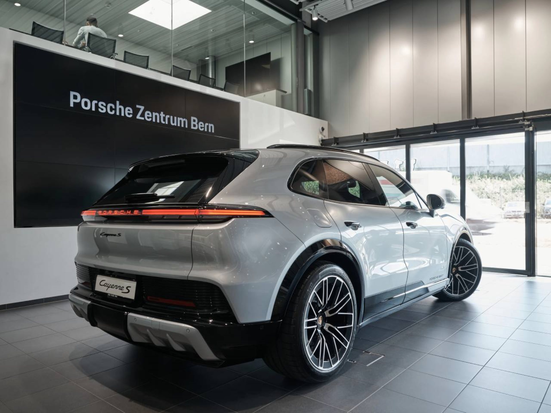 PORSCHE Cayenne S Electric-showroom-element-2
