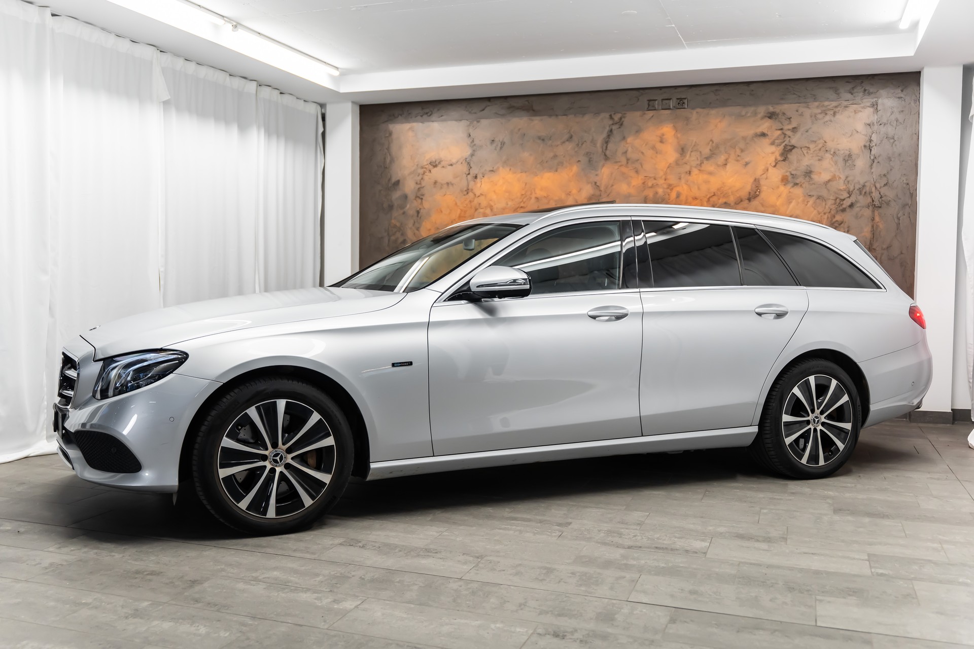MERCEDES-BENZ E 300 de Avantgarde 9G-Tronic *Facelift*Panorama*Head-Up*Fahrassist*360°*-image-4