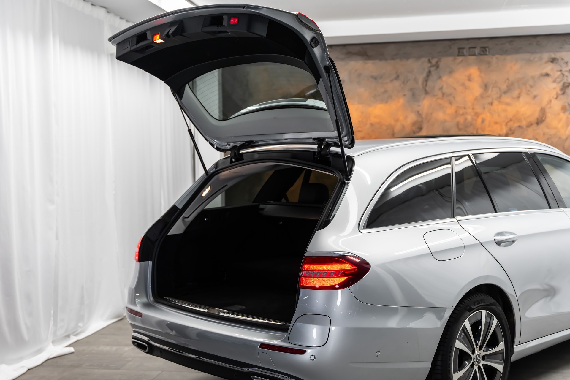 MERCEDES-BENZ E 300 de Avantgarde 9G-Tronic *Facelift*Panorama*Head-Up*Fahrassist*360°*-image-8