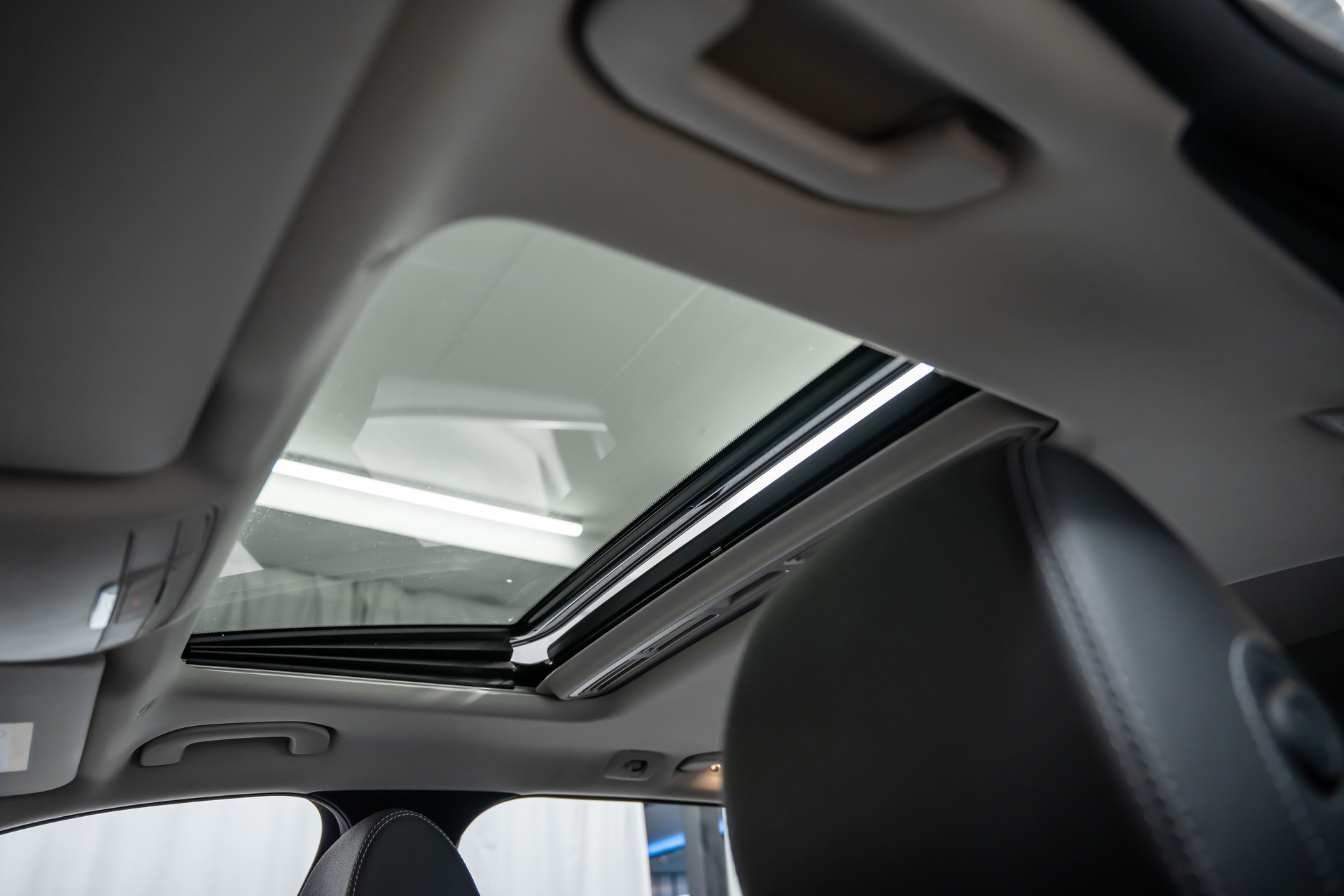 MERCEDES-BENZ E 300 de Avantgarde 9G-Tronic *Facelift*Panorama*Head-Up*Fahrassist*360°*-image-18