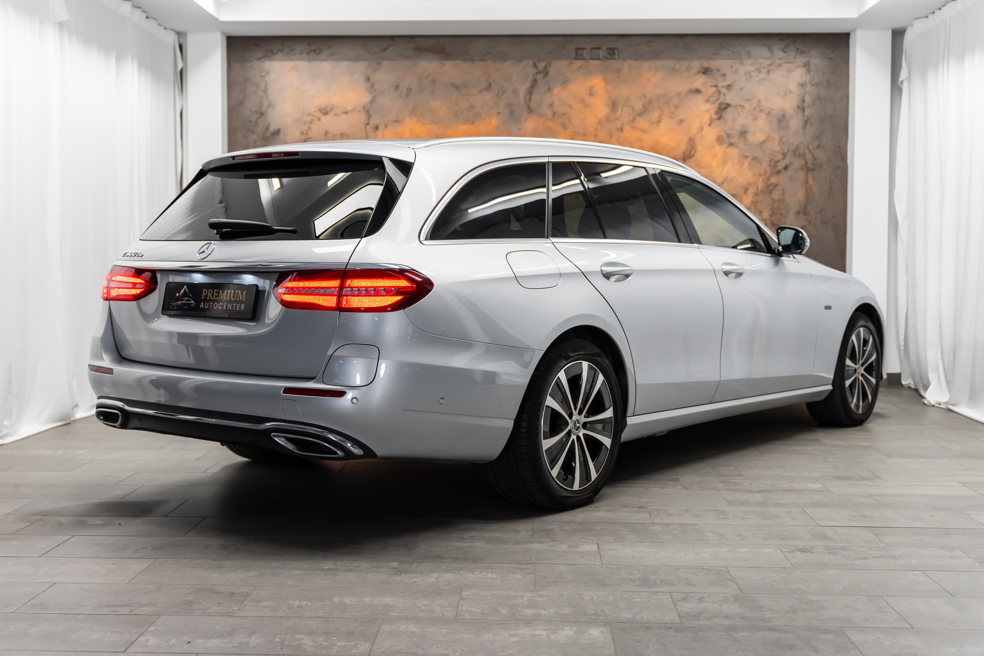 MERCEDES-BENZ E 300 de Avantgarde 9G-Tronic *Facelift*Panorama*Head-Up*Fahrassist*360°*-image-6
