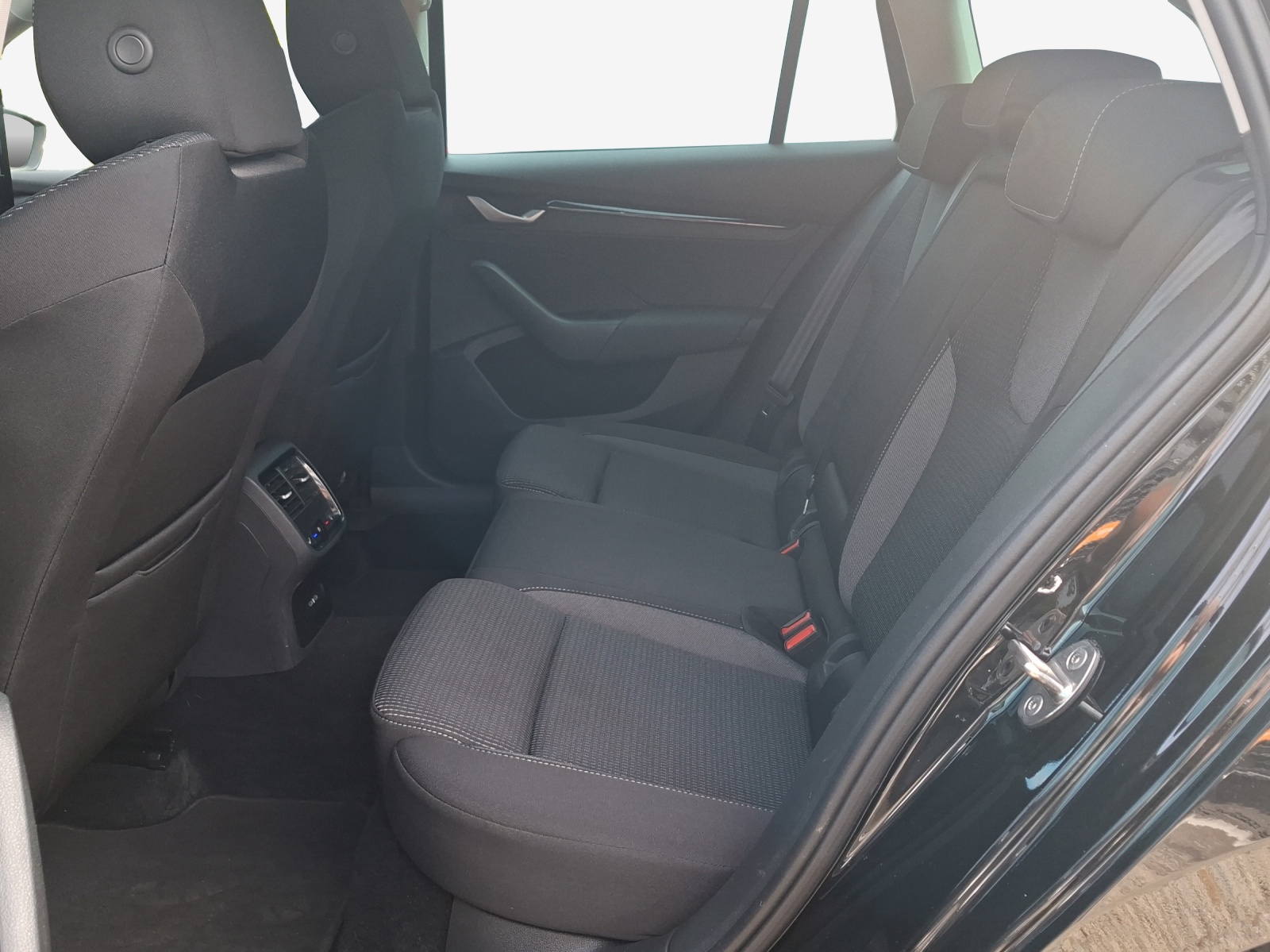 SKODA Octavia Combi 1.5 TSI mHEV DSG Dynamic-image-11