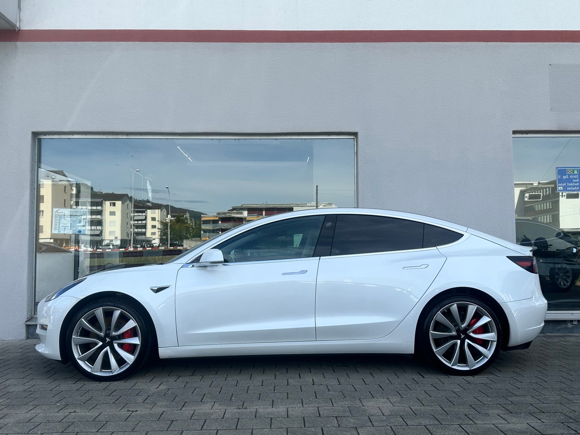 TESLA Model 3 Performance Dual Motor AWD-showroom-element-3