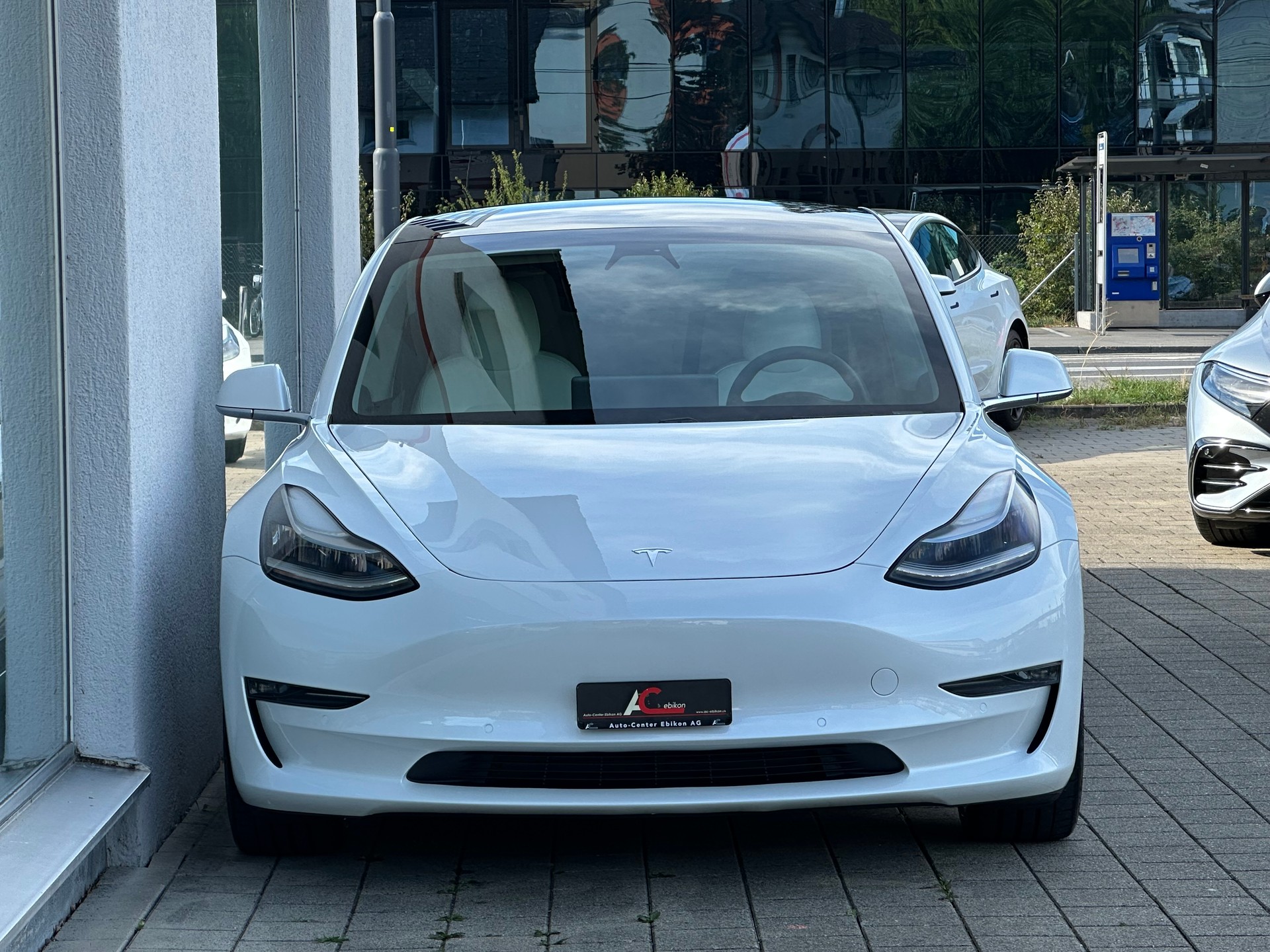 TESLA Model 3 Performance Dual Motor AWD-showroom-element-2
