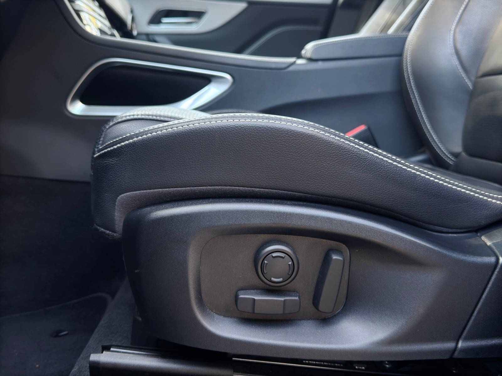 JAGUAR F-Pace 3.0 V6 Prestige AWD Automatik *Panorama-Schiebedach + Rückfahrkamera*-image-22