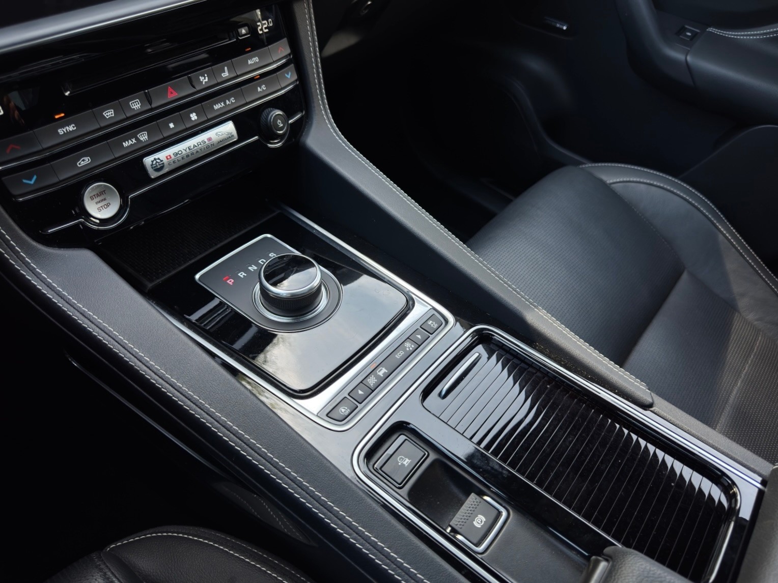 JAGUAR F-Pace 3.0 V6 Prestige AWD Automatik *Panorama-Schiebedach + Rückfahrkamera*-image-19