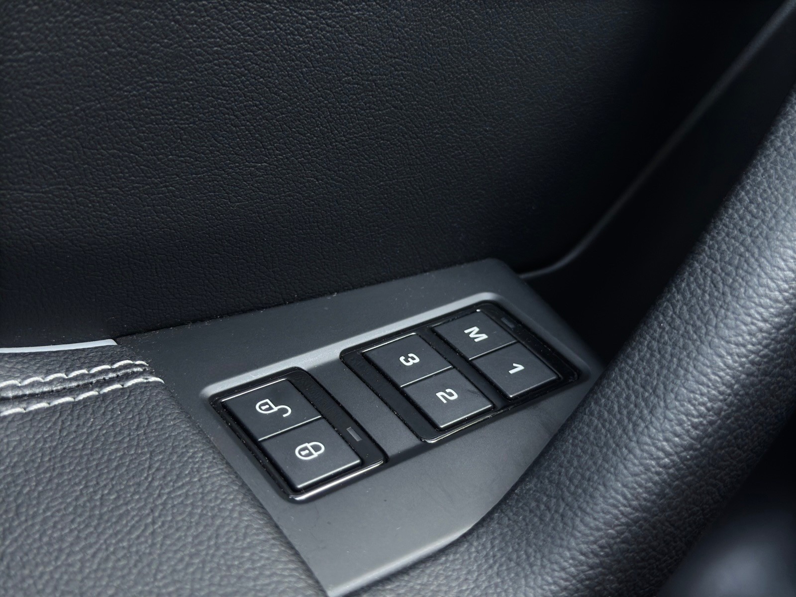 JAGUAR F-Pace 3.0 V6 Prestige AWD Automatik *Panorama-Schiebedach + Rückfahrkamera*-image-24