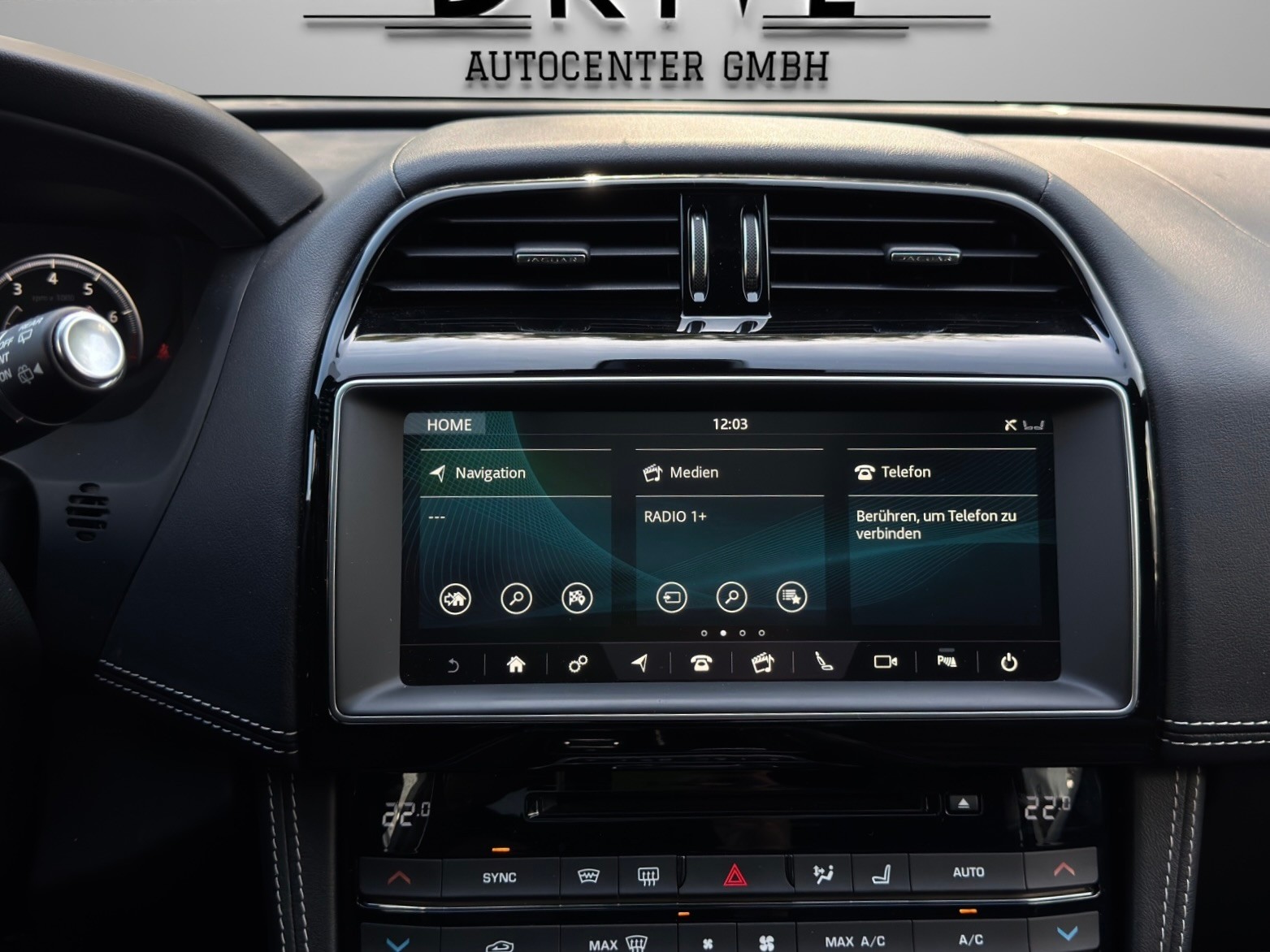 JAGUAR F-Pace 3.0 V6 Prestige AWD Automatik *Panorama-Schiebedach + Rückfahrkamera*-image-13