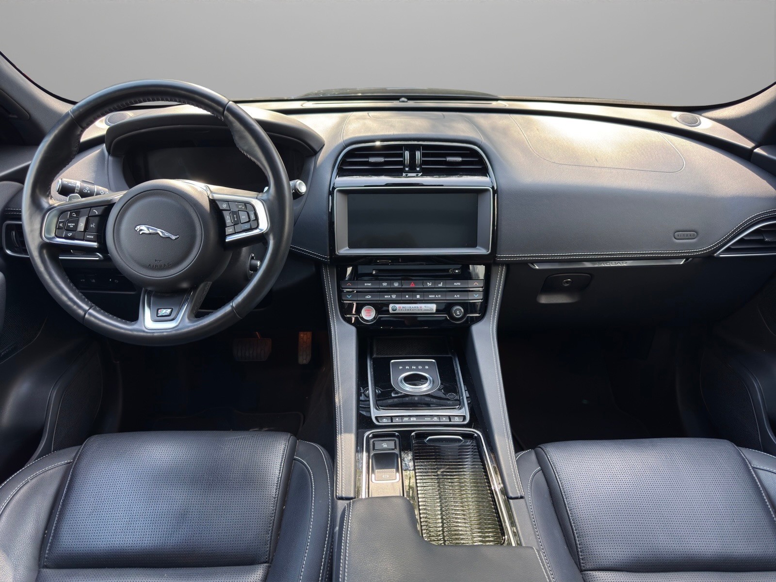 JAGUAR F-Pace 3.0 V6 Prestige AWD Automatik *Panorama-Schiebedach + Rückfahrkamera*-image-8