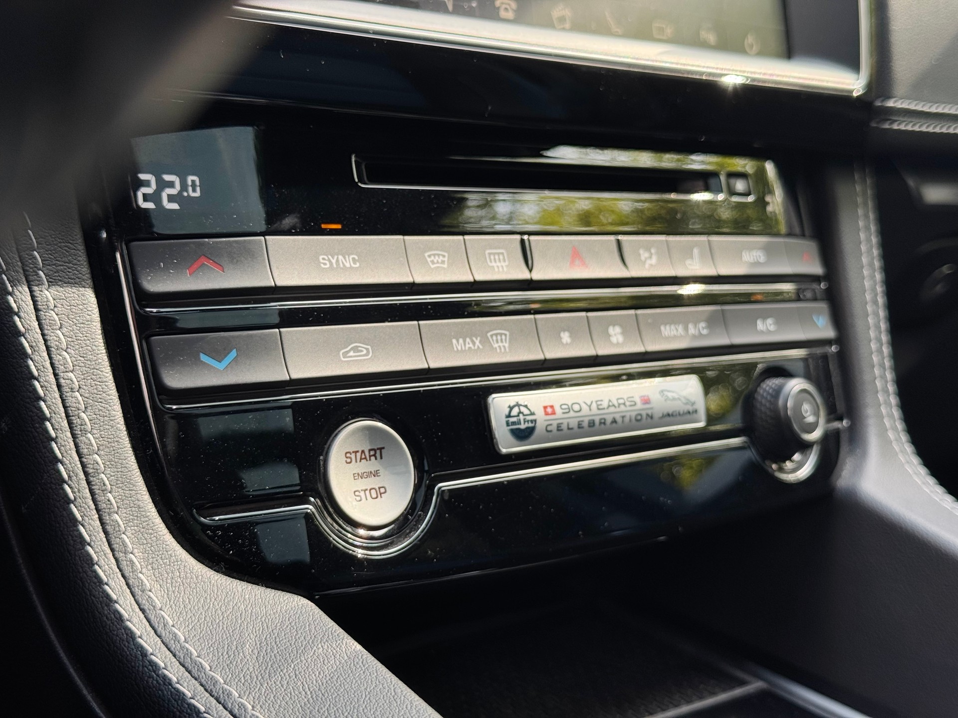 JAGUAR F-Pace 3.0 V6 Prestige AWD Automatik *Panorama-Schiebedach + Rückfahrkamera*-image-20