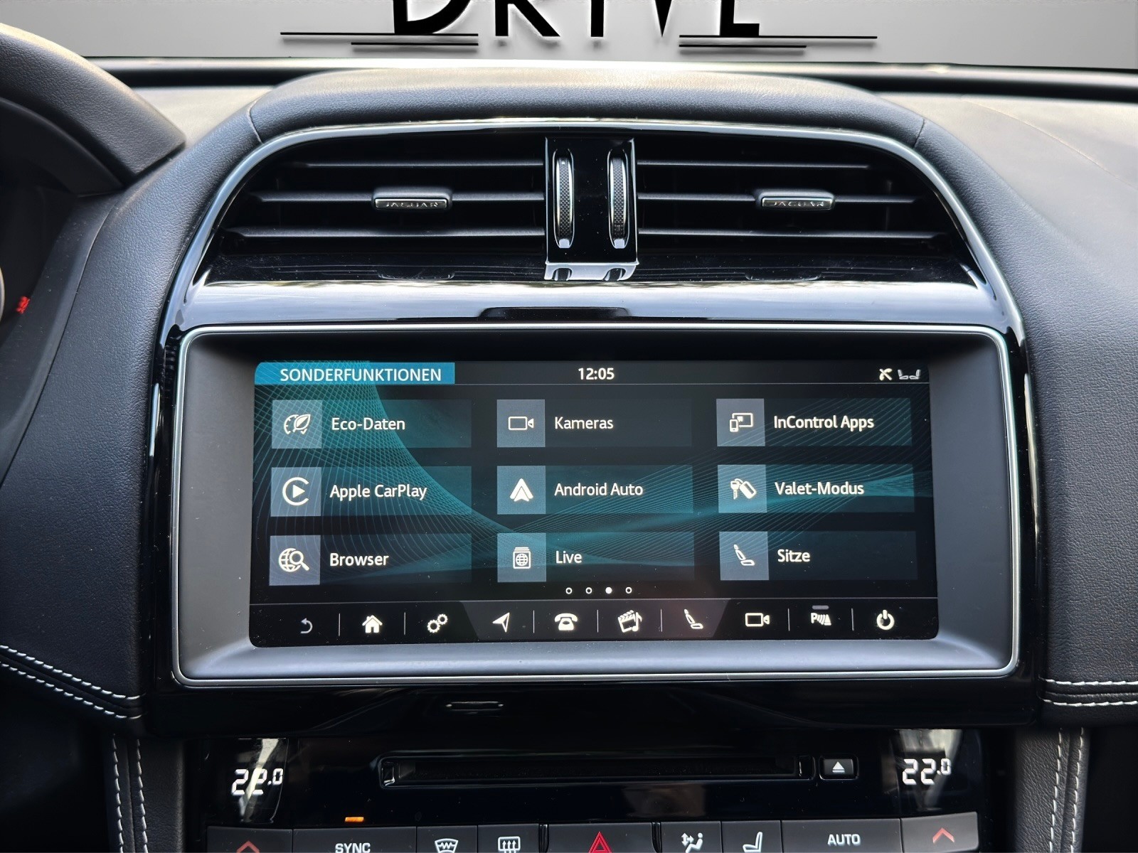 JAGUAR F-Pace 3.0 V6 Prestige AWD Automatik *Panorama-Schiebedach + Rückfahrkamera*-image-14