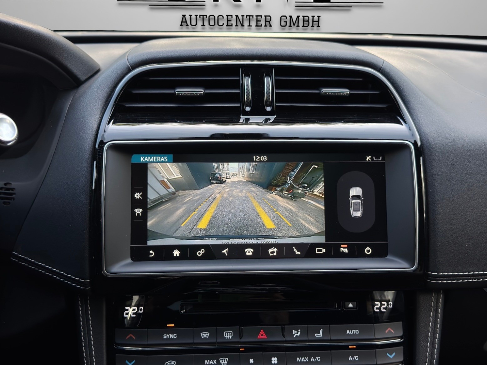 JAGUAR F-Pace 3.0 V6 Prestige AWD Automatik *Panorama-Schiebedach + Rückfahrkamera*-image-16