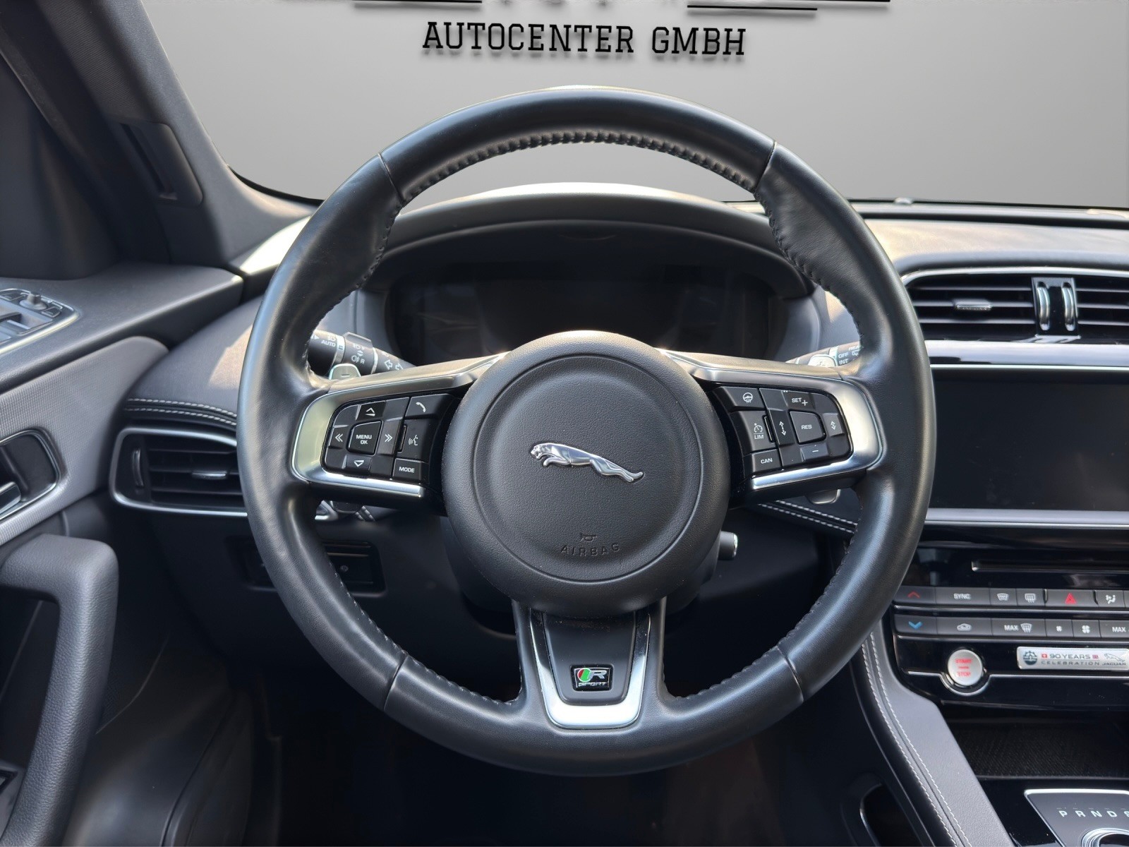 JAGUAR F-Pace 3.0 V6 Prestige AWD Automatik *Panorama-Schiebedach + Rückfahrkamera*-image-9