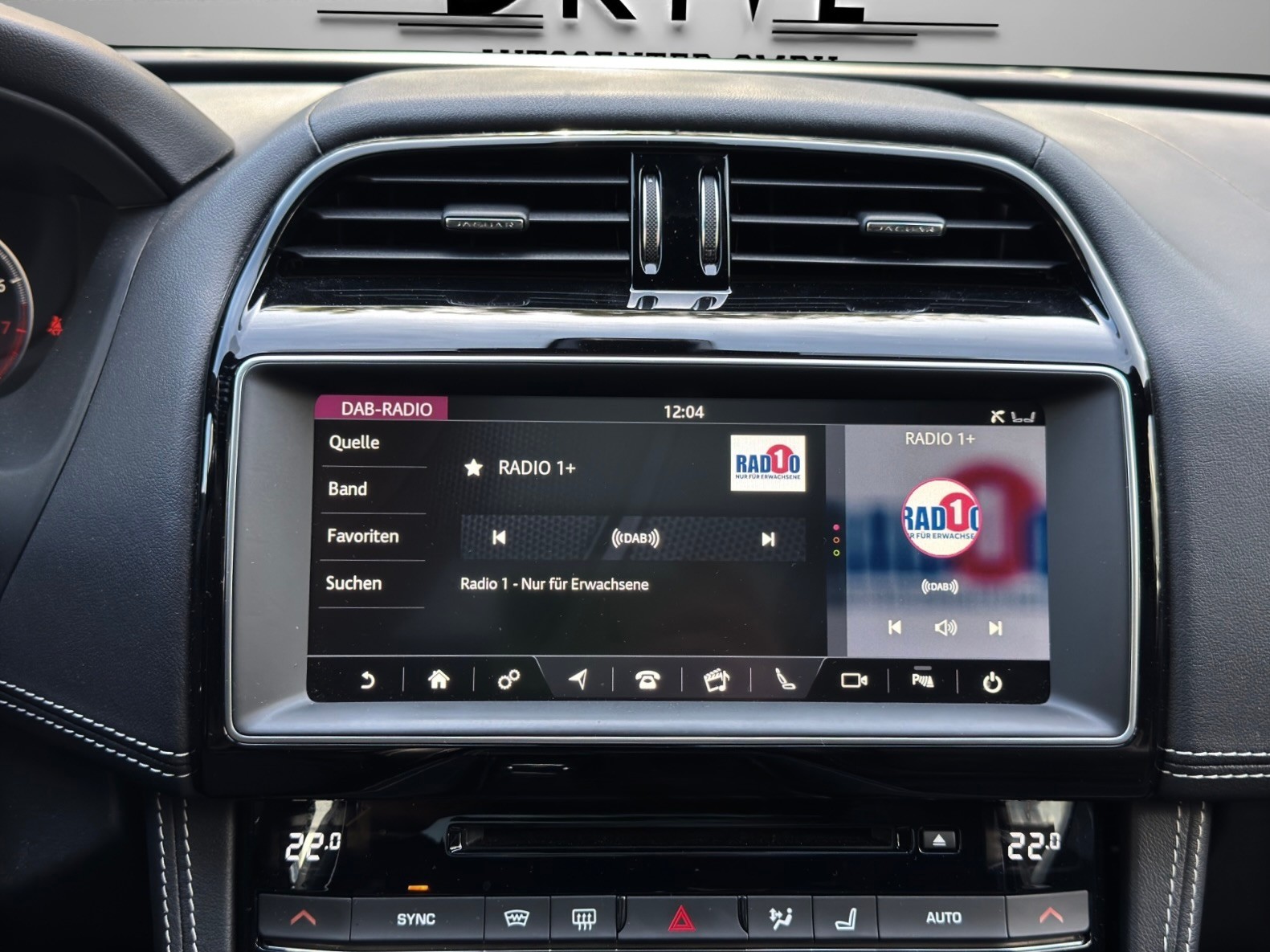 JAGUAR F-Pace 3.0 V6 Prestige AWD Automatik *Panorama-Schiebedach + Rückfahrkamera*-image-17
