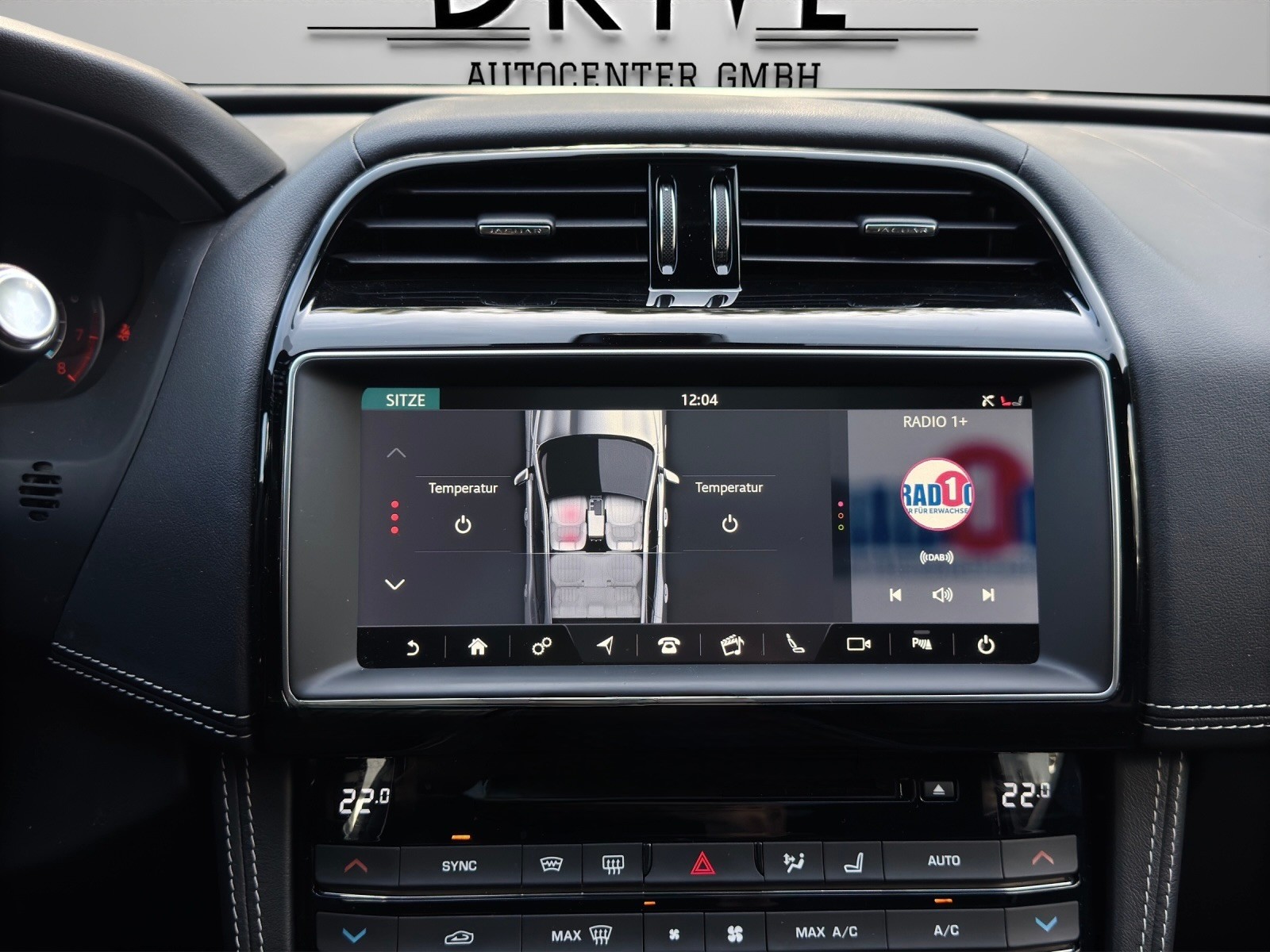 JAGUAR F-Pace 3.0 V6 Prestige AWD Automatik *Panorama-Schiebedach + Rückfahrkamera*-image-18
