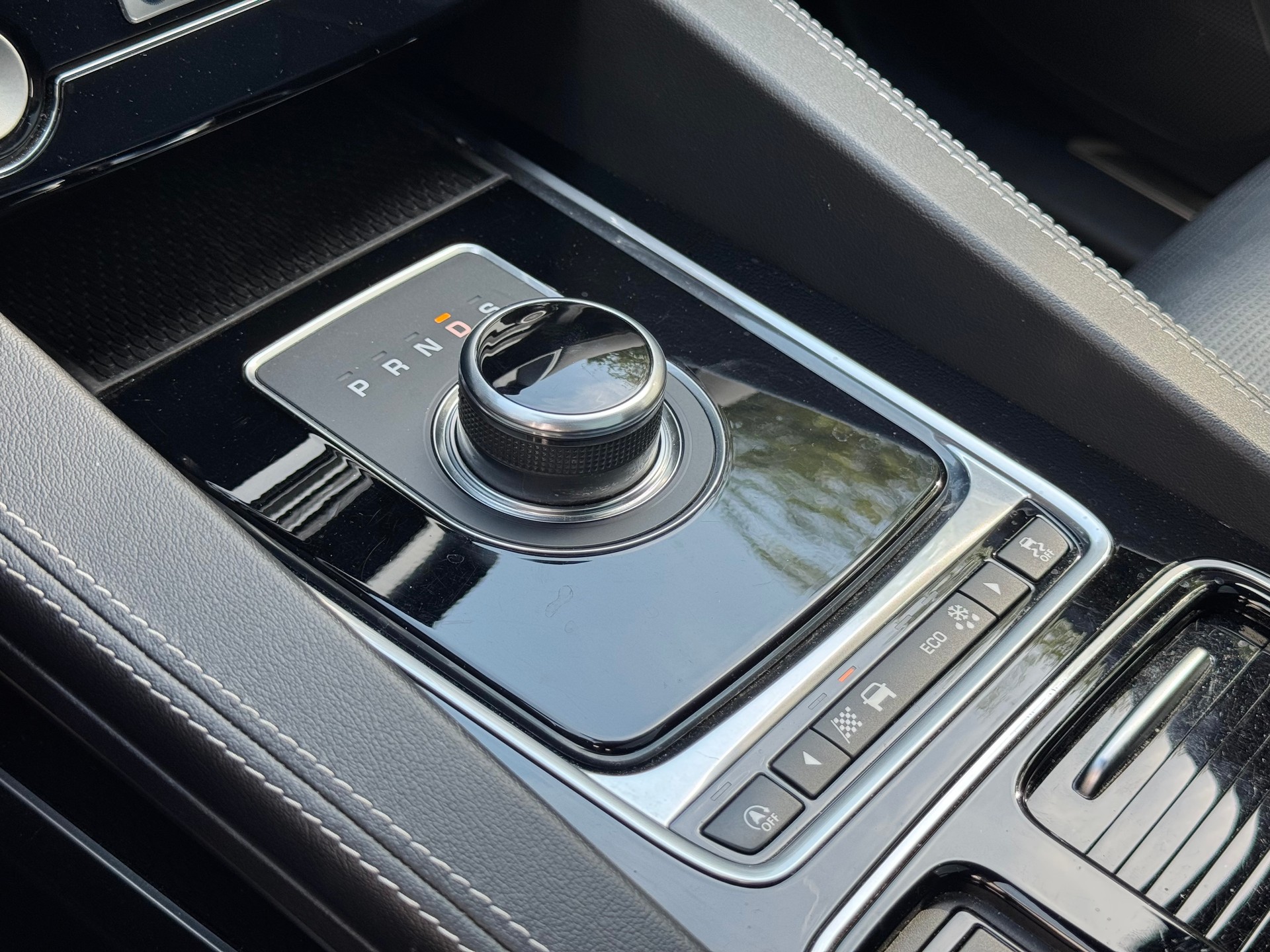 JAGUAR F-Pace 3.0 V6 Prestige AWD Automatik *Panorama-Schiebedach + Rückfahrkamera*-image-21