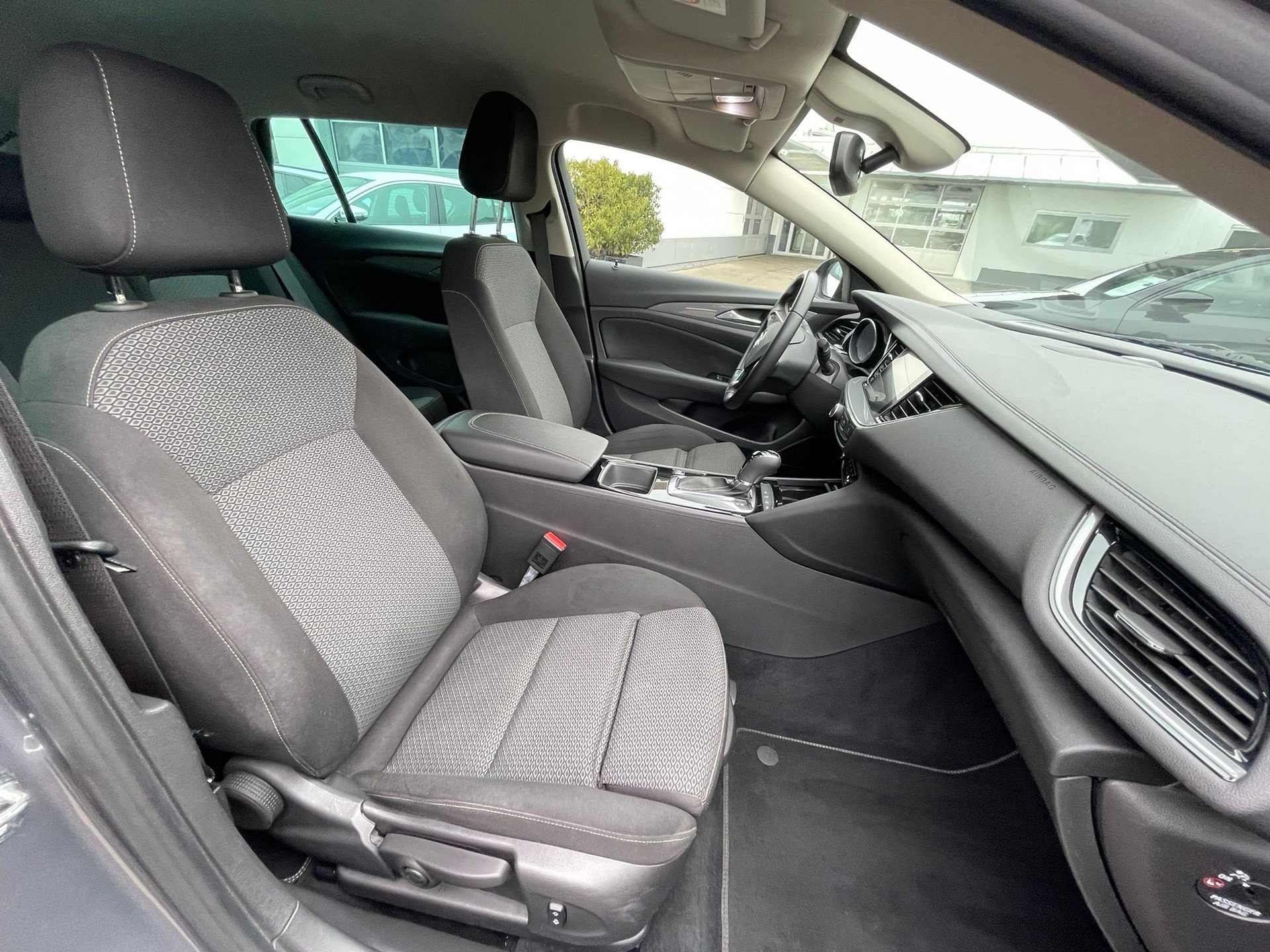 OPEL Insignia 2.0 CDTI Sports Tourer Edition Automatic-image-13