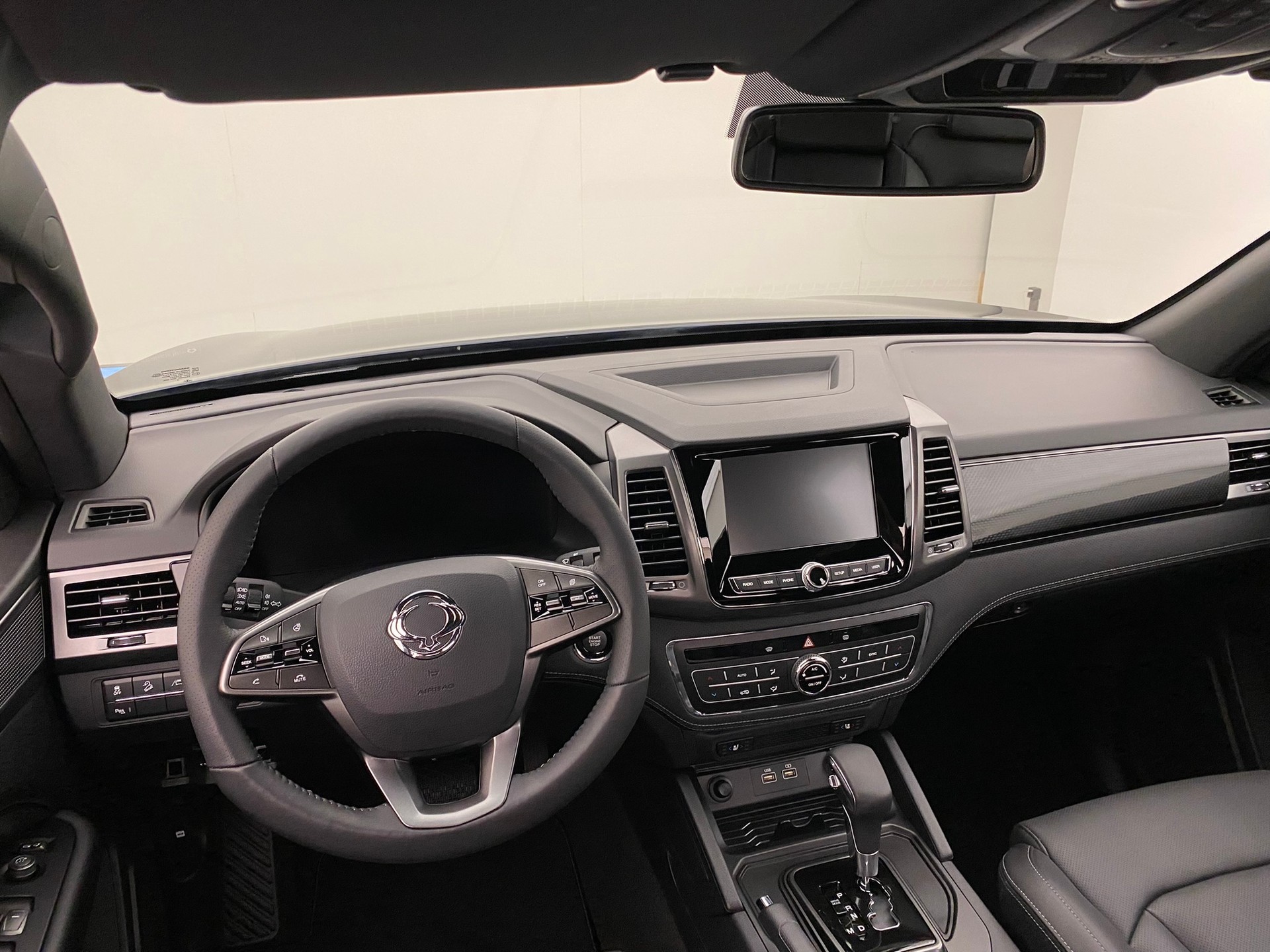 KGM-SsangYong Musso Grand Black Pack 2.2D 4WD-image-9