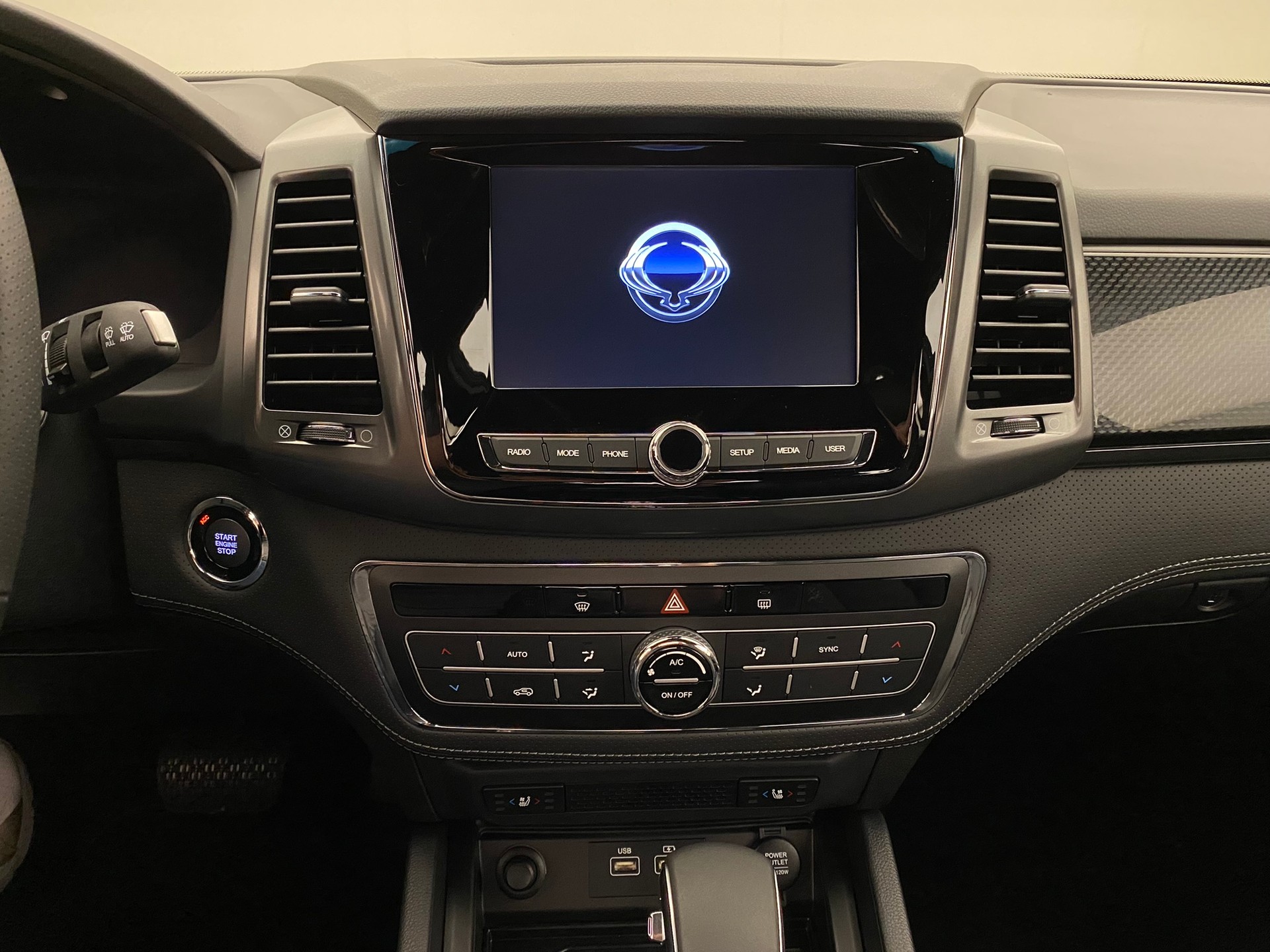 KGM-SsangYong Musso Grand Black Pack 2.2D 4WD-image-10