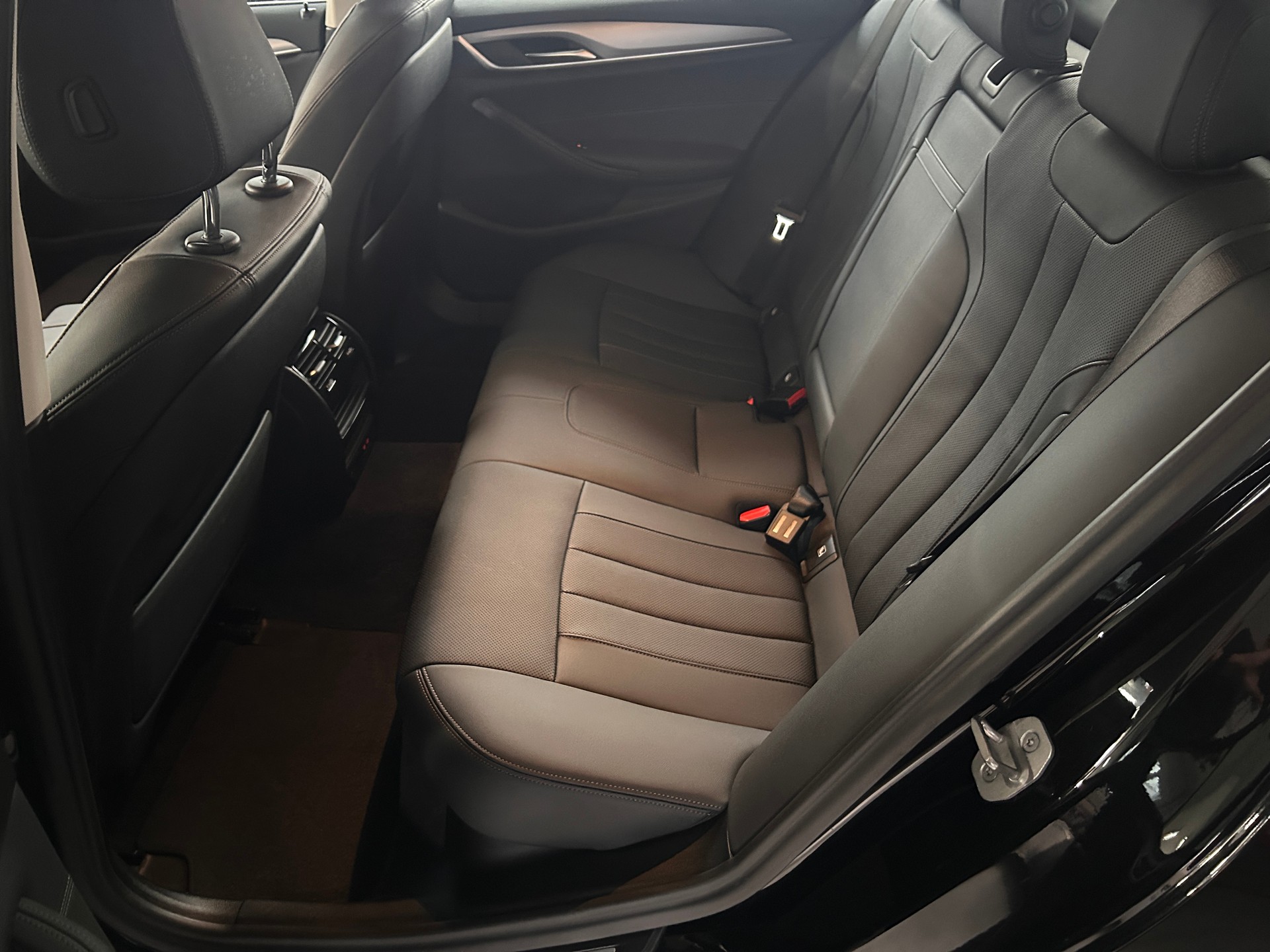 BMW 530i xDrive-image-11