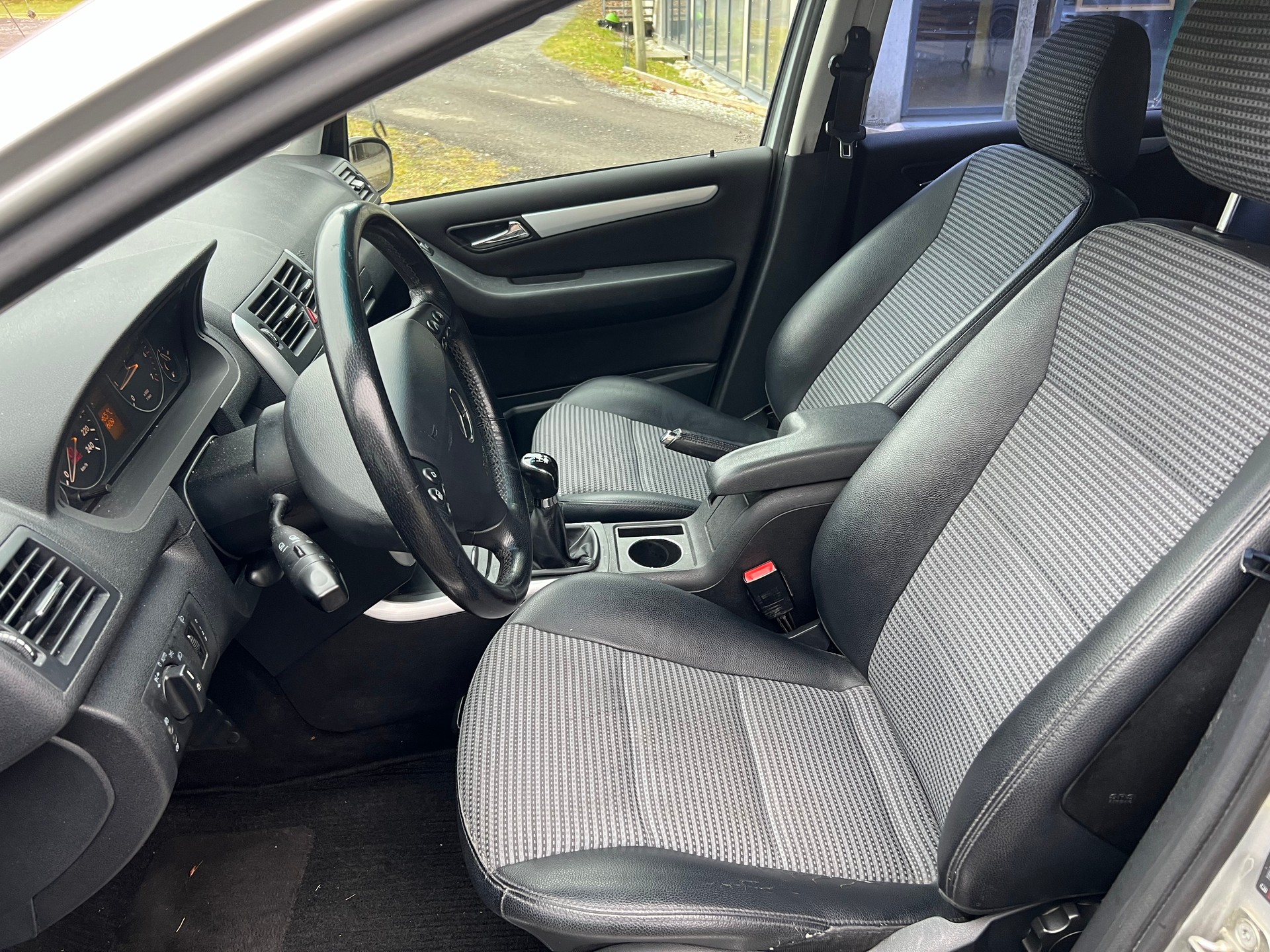 MERCEDES-BENZ A 200 Avantgarde-image-4
